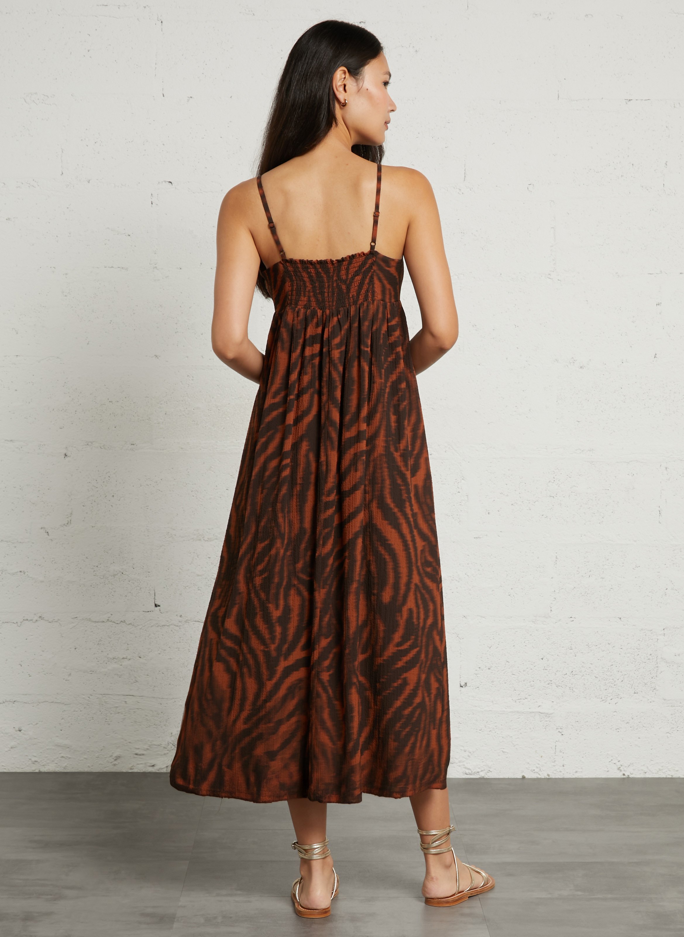 Vestido largo estampado con cuello de pico SUD EXPRESS Marron