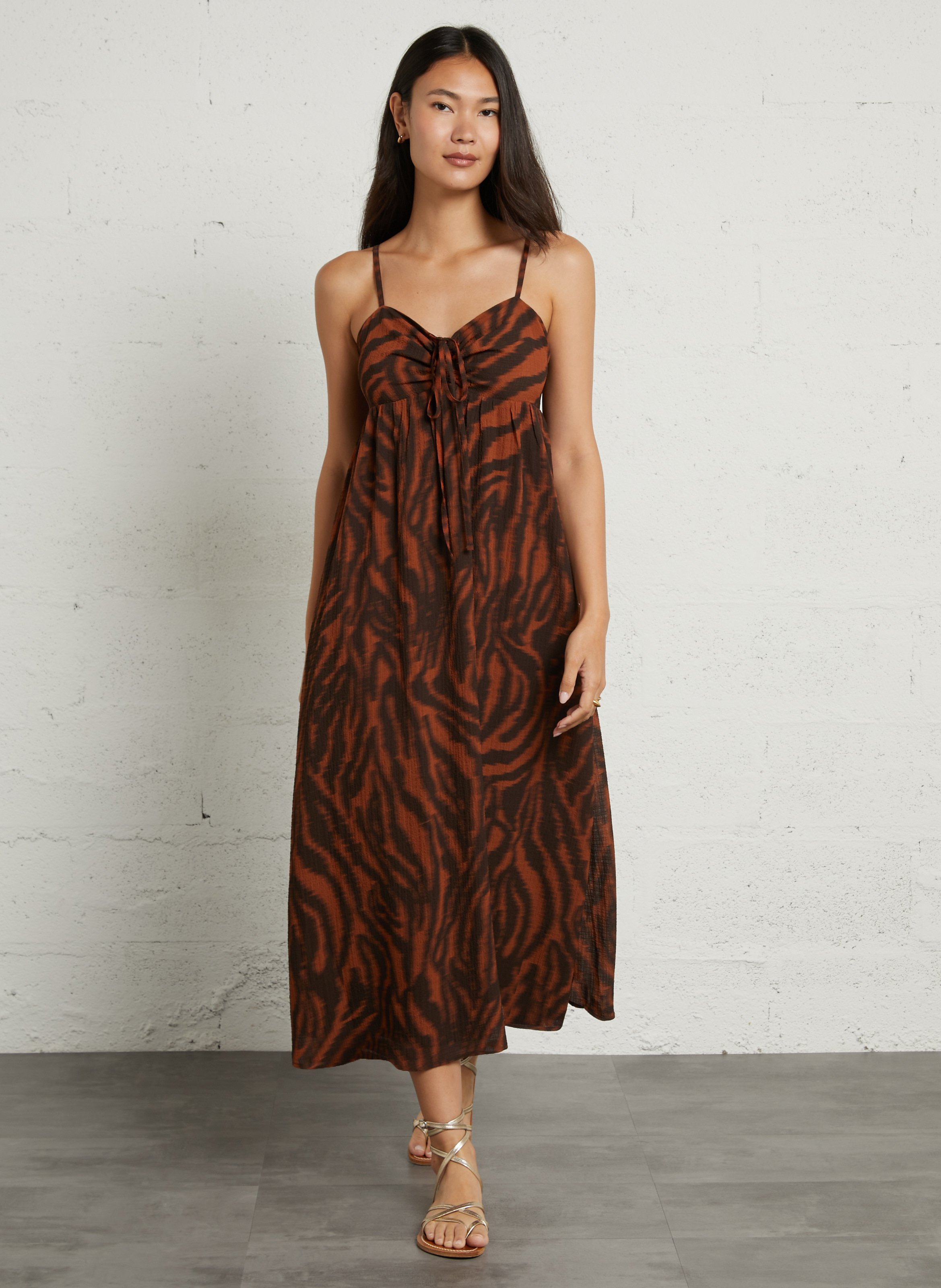 Vestido largo estampado con cuello de pico SUD EXPRESS Marron