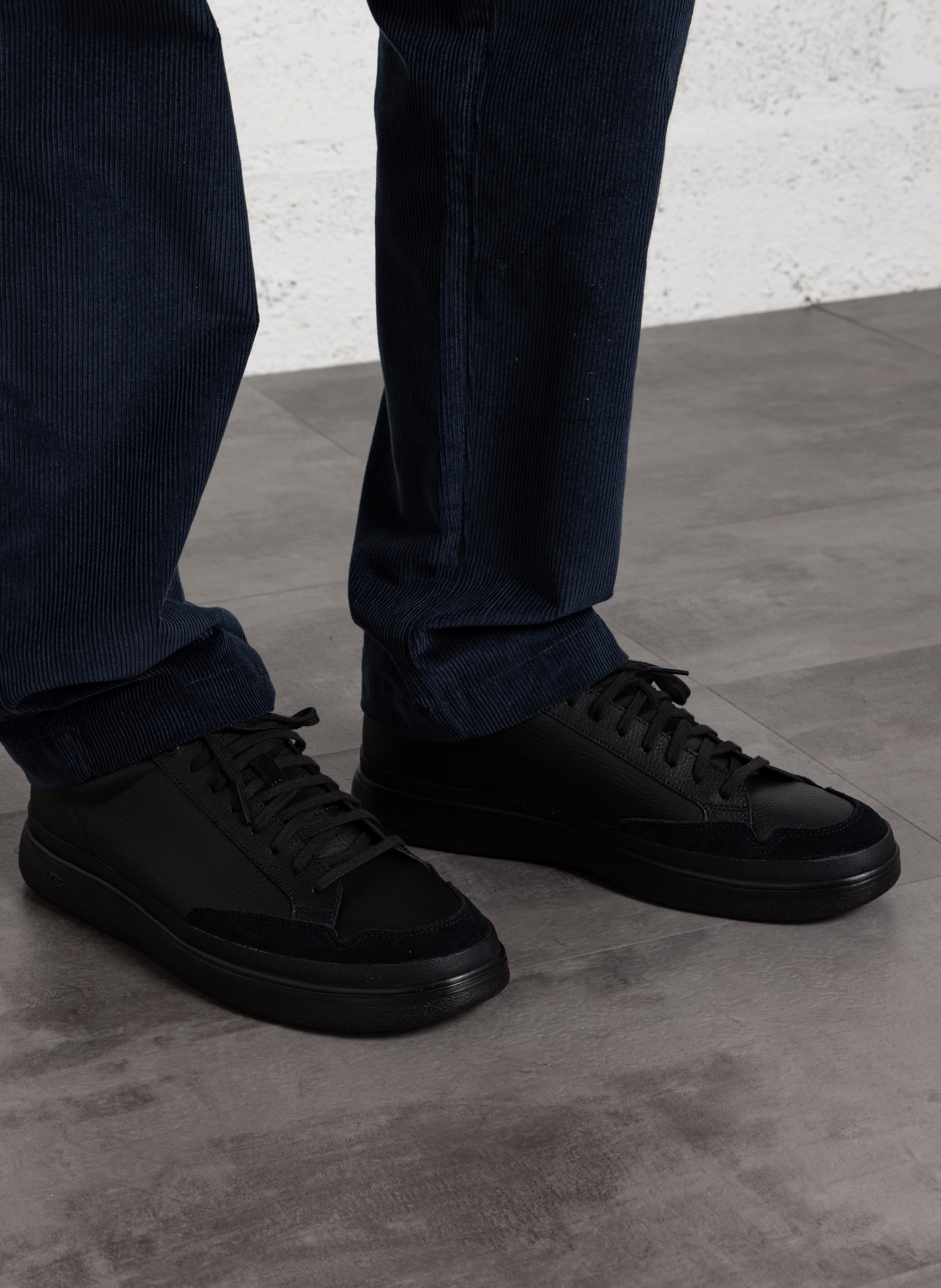 Baskets basses en cuir UGG Noir