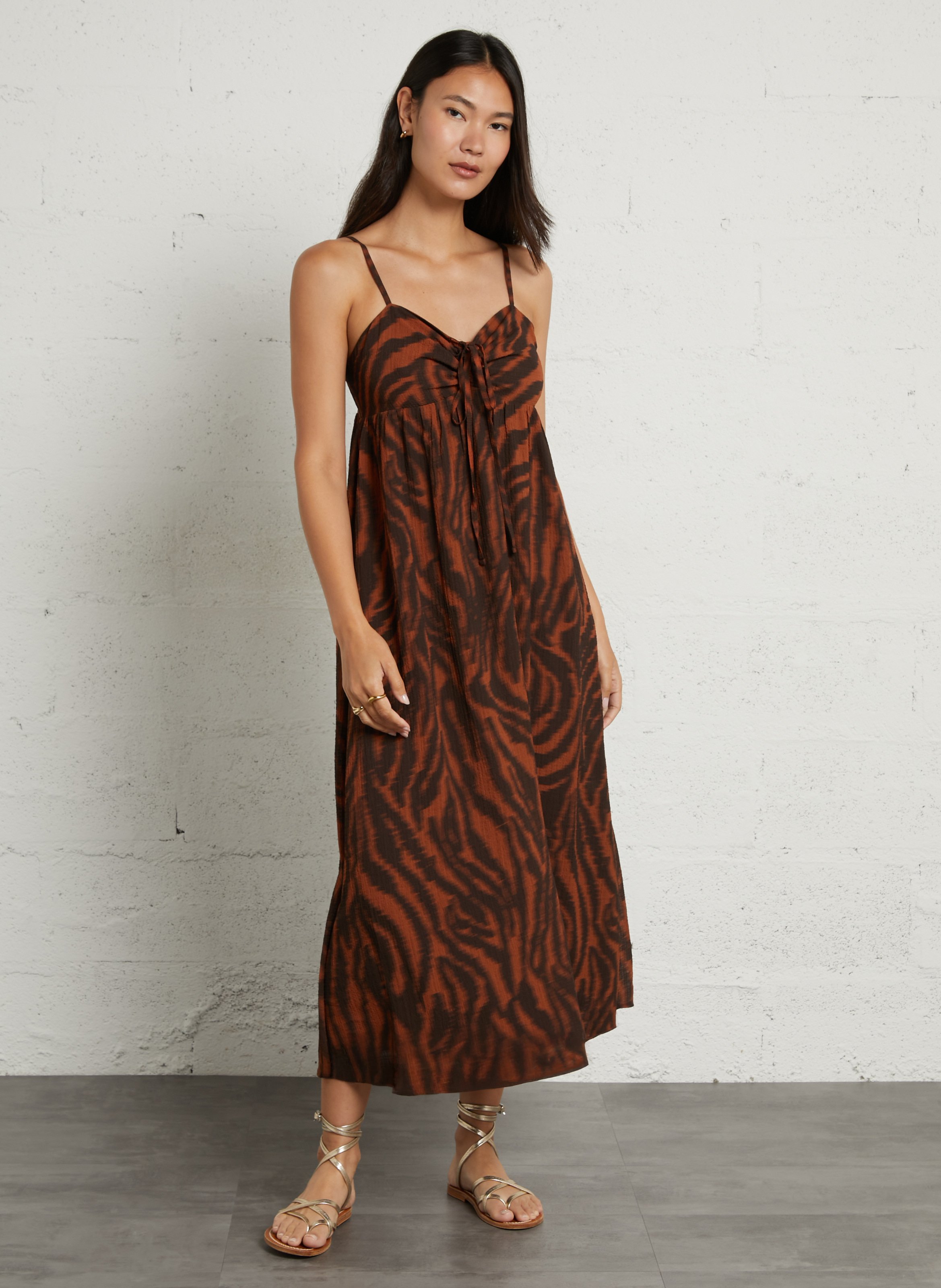 Vestido largo estampado con cuello de pico SUD EXPRESS Marron