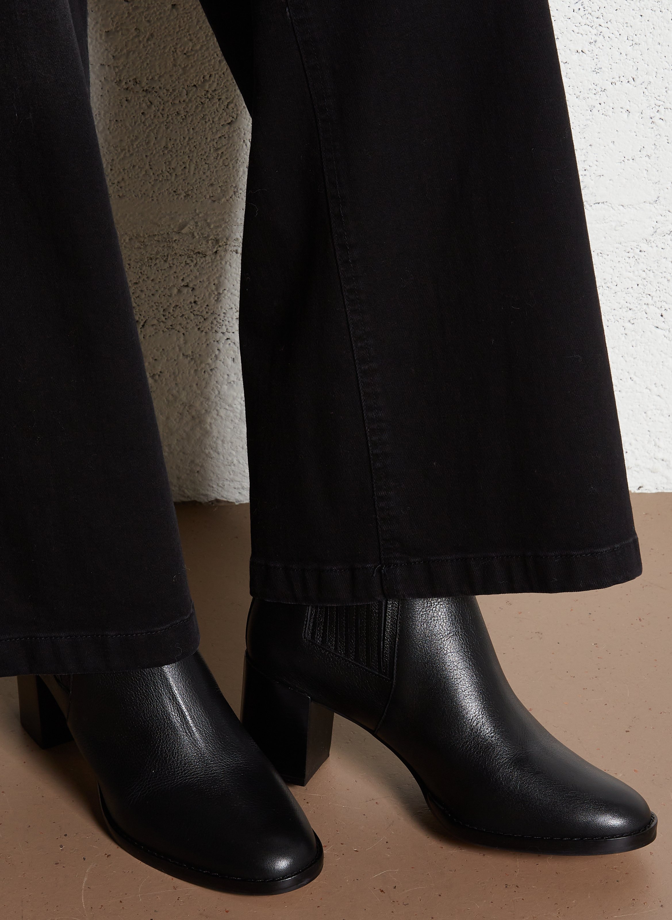 - 100% leather, - Round toes, - Inner zip fastening, - Heel height: 9 cm. COSMOPARIS Black