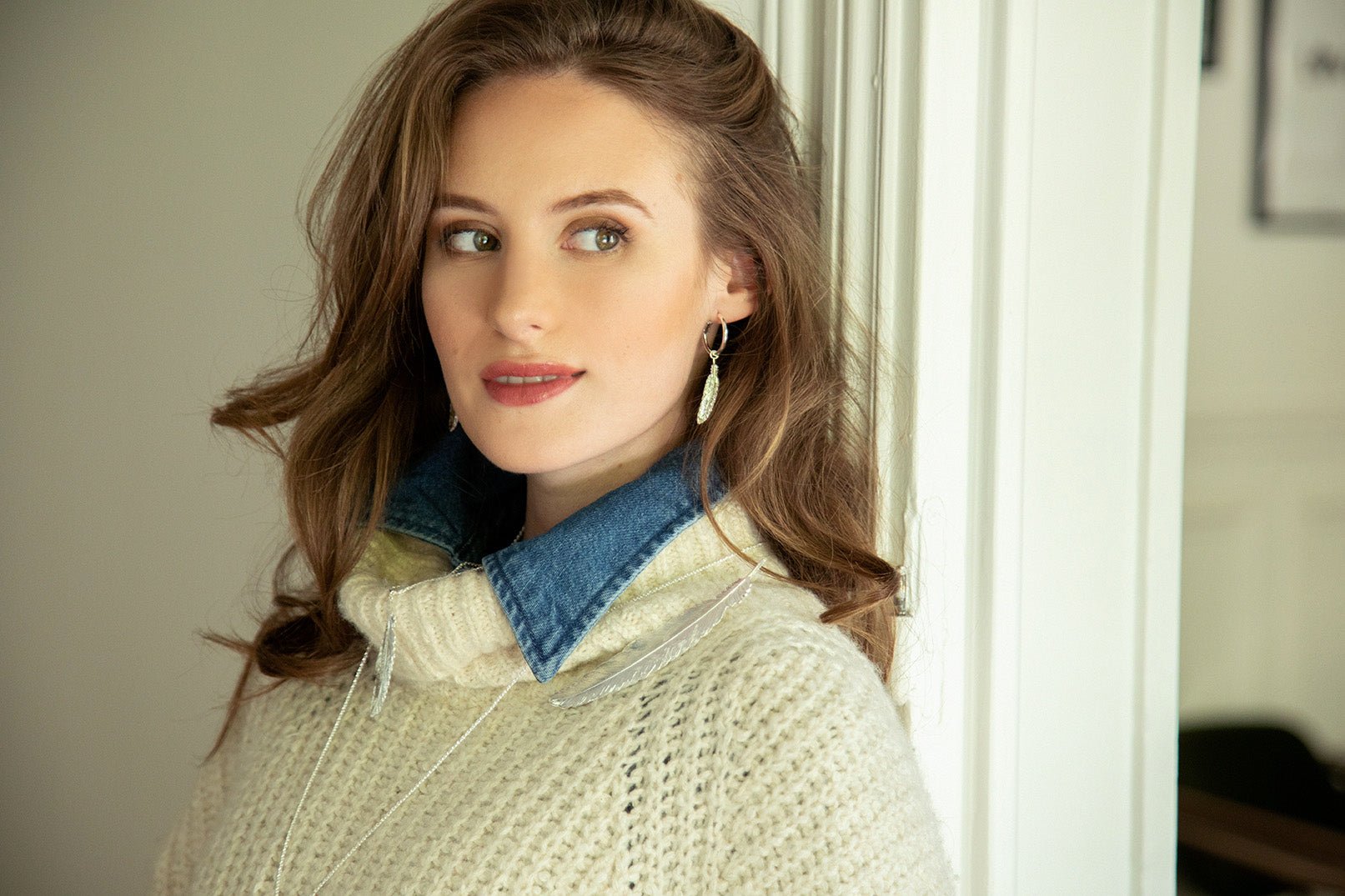 Mini hoop earrings with gold-plated feather charms MONSIEUR SIMONE Golden