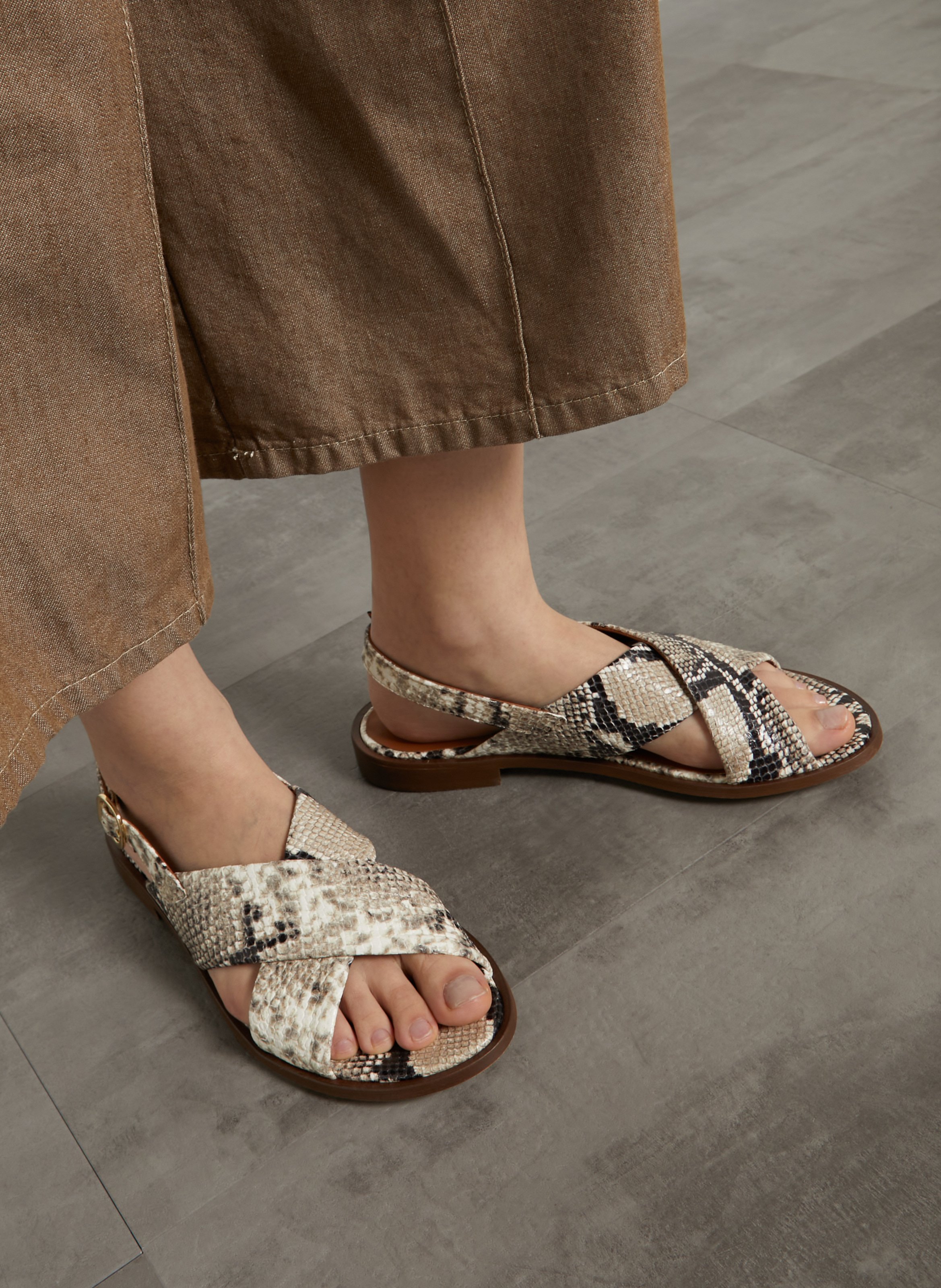 Sandales plates en cuir imprimé MAISON TOUFET Beige