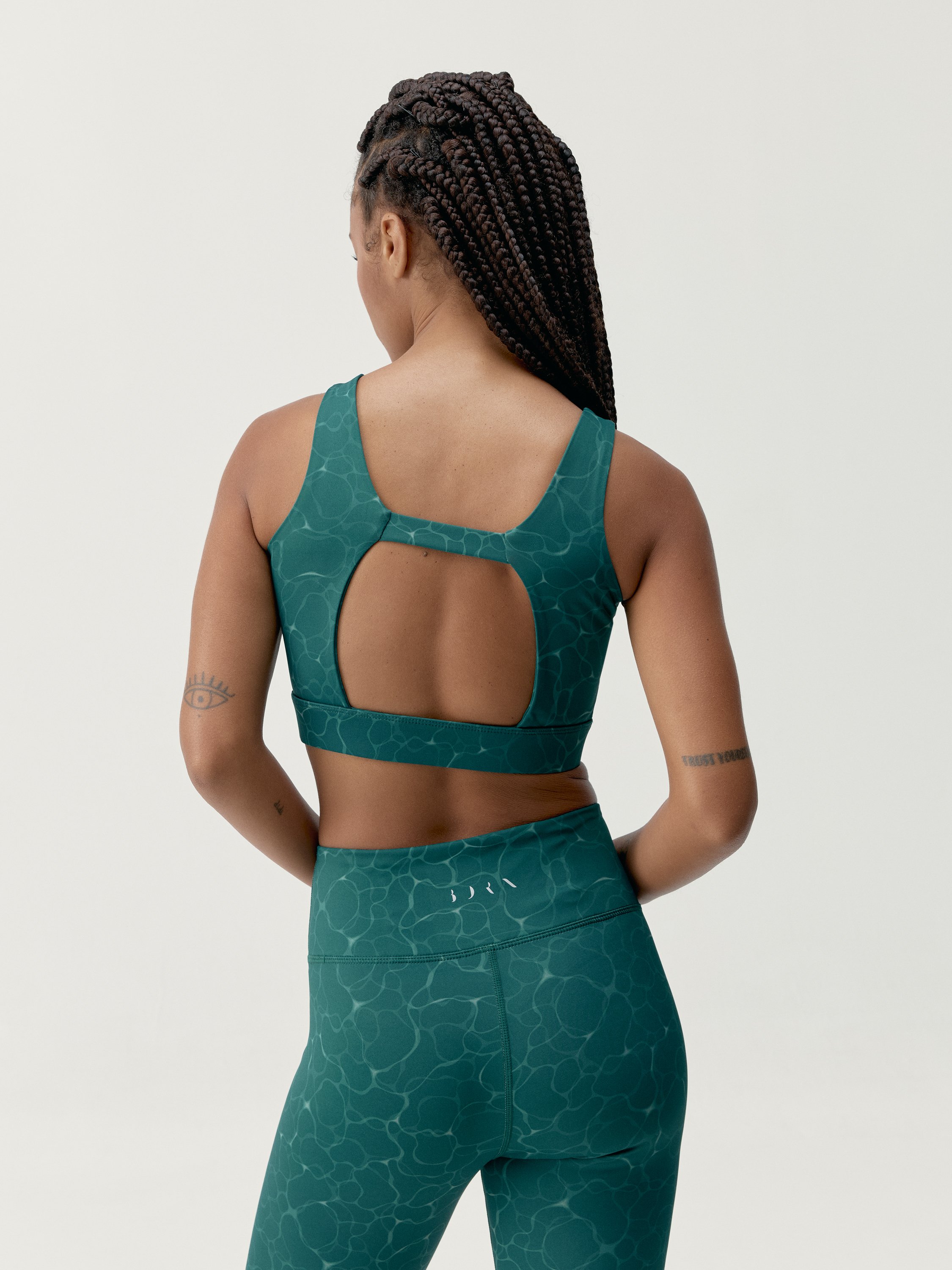 Seamless organic sports bra with removable padding BORN LIVING YOGA Green