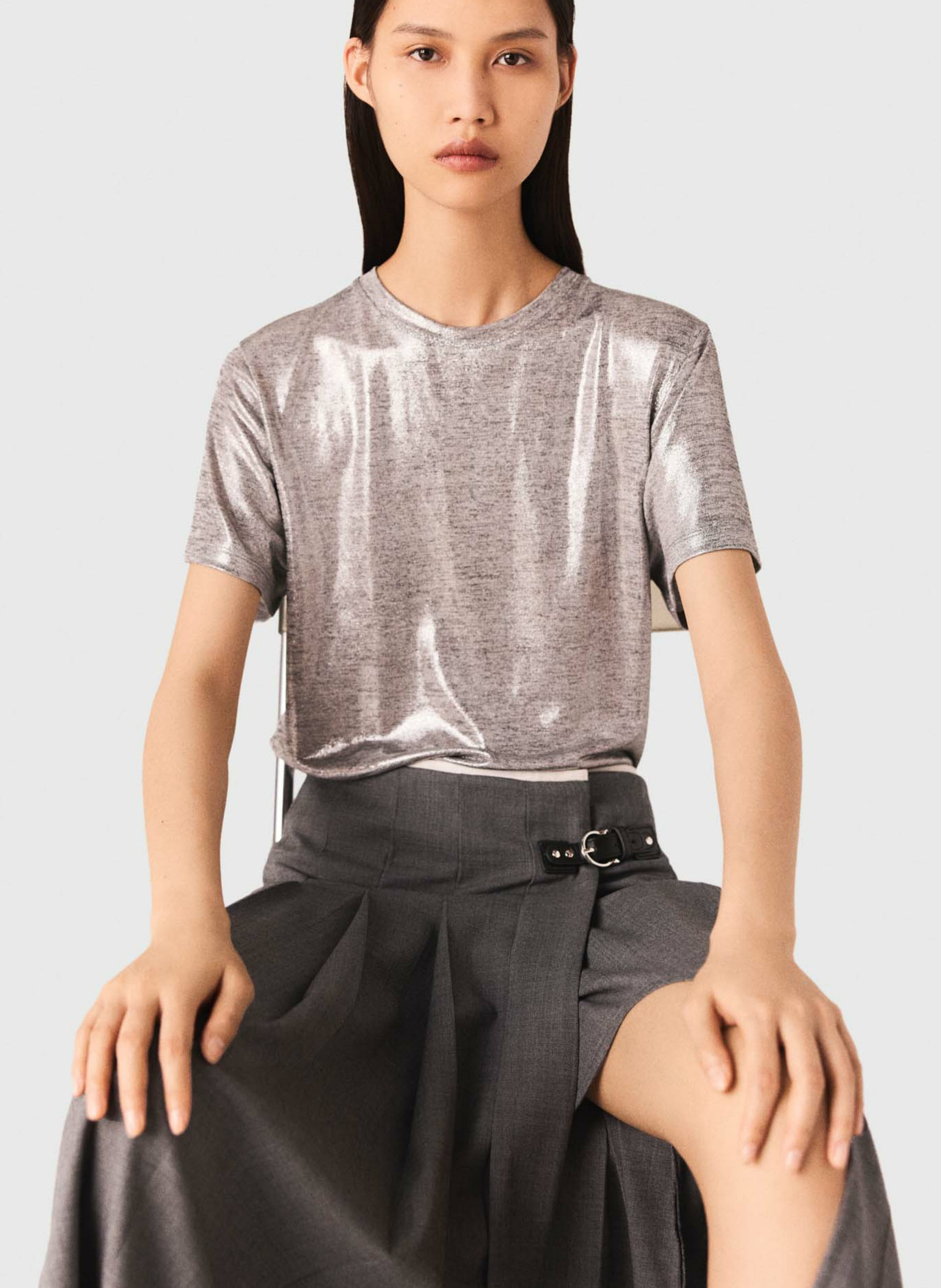 Gerade geschnittenes, lamiertes Rundhals-T-Shirt MAJE Silber