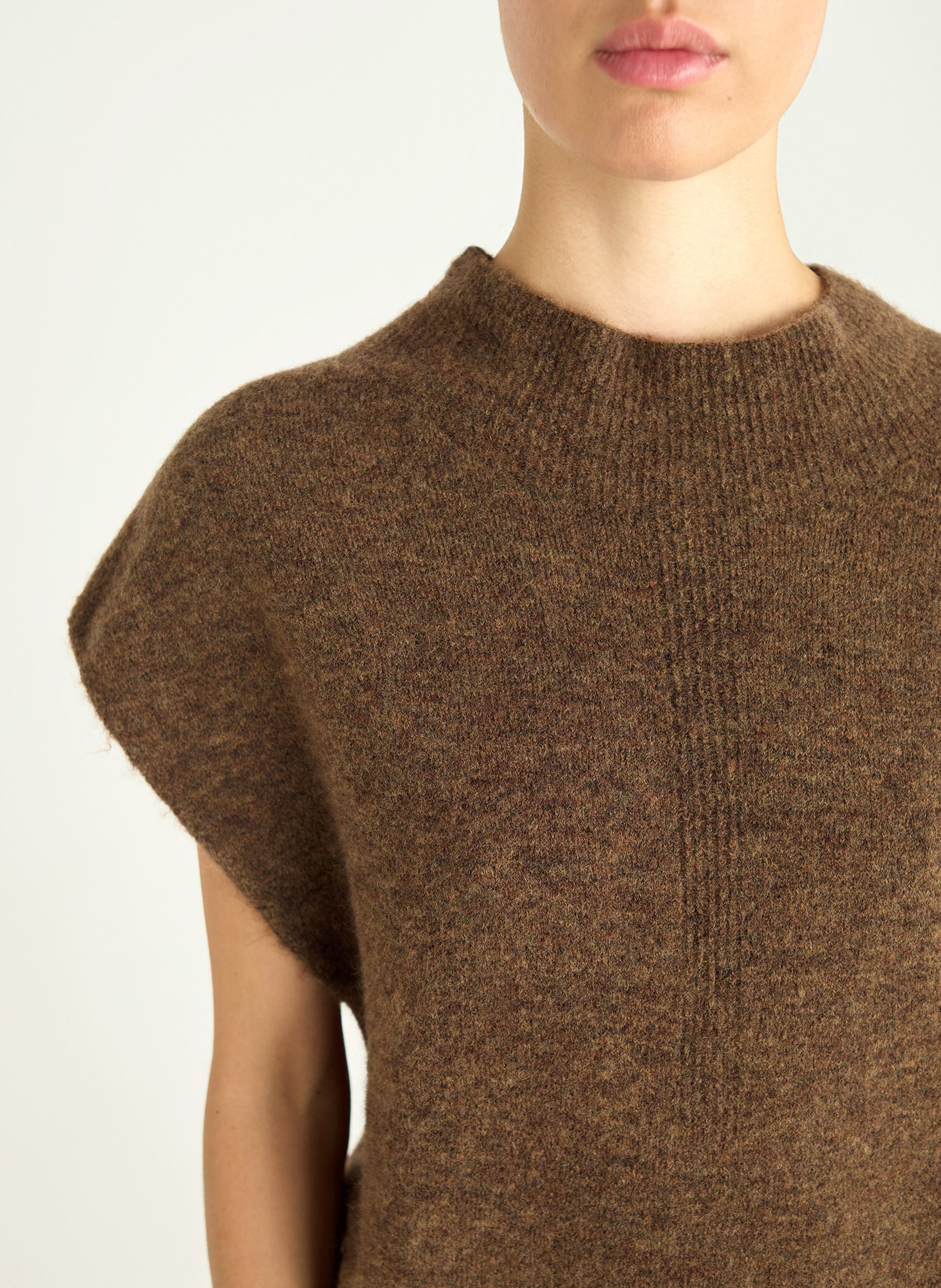 Ärmelloses Oversize-Strickoberteil in Uni-Farben. ACOTE Braun