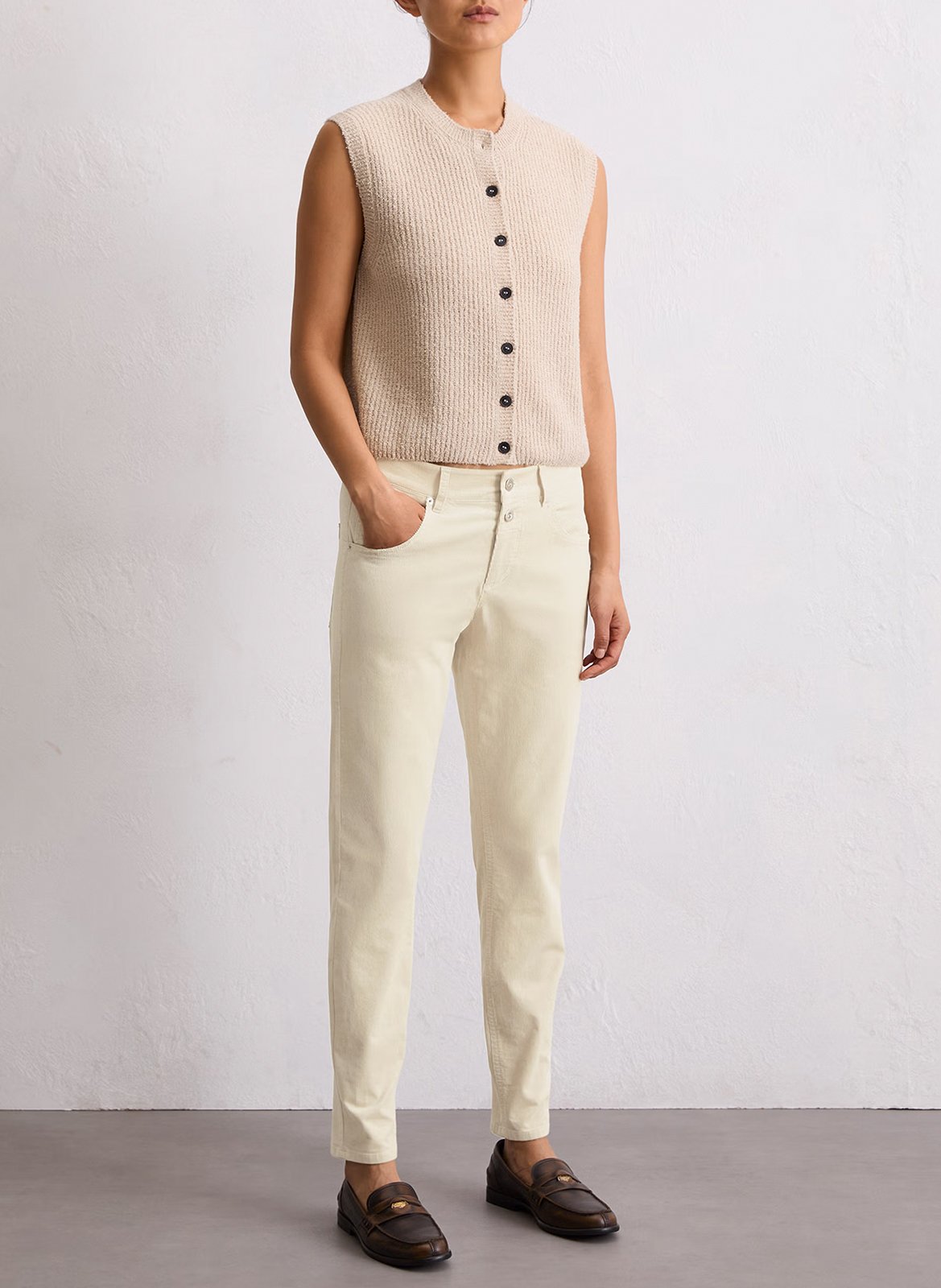 - Vaquero recto
- 5 bolsillos
- Corte recto
- Efecto desteñido MARC O'POLO Beige