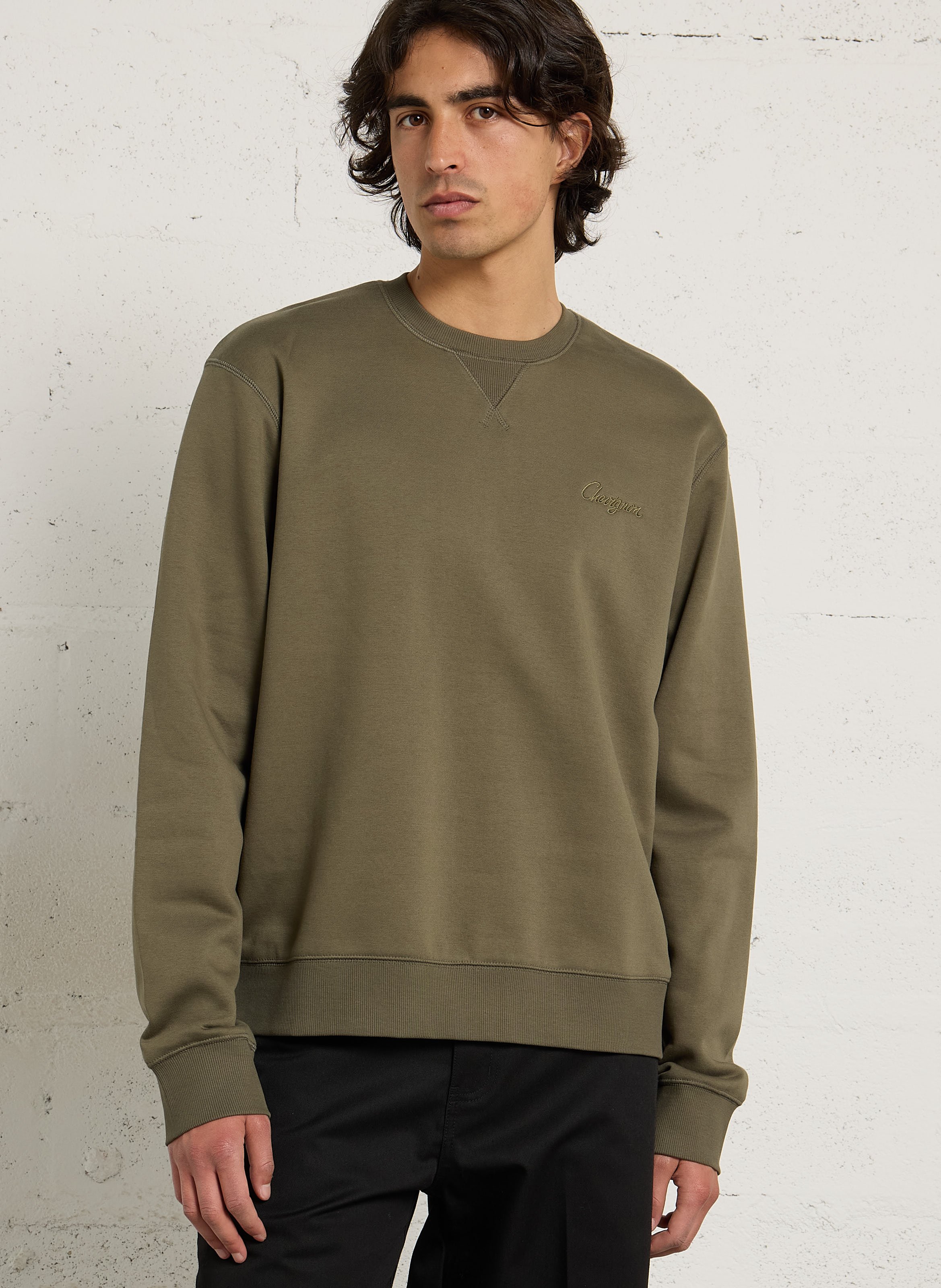 Weiter Pullover mit einfarbiger Stickerei der Marke. CHEVIGNON Khaki
