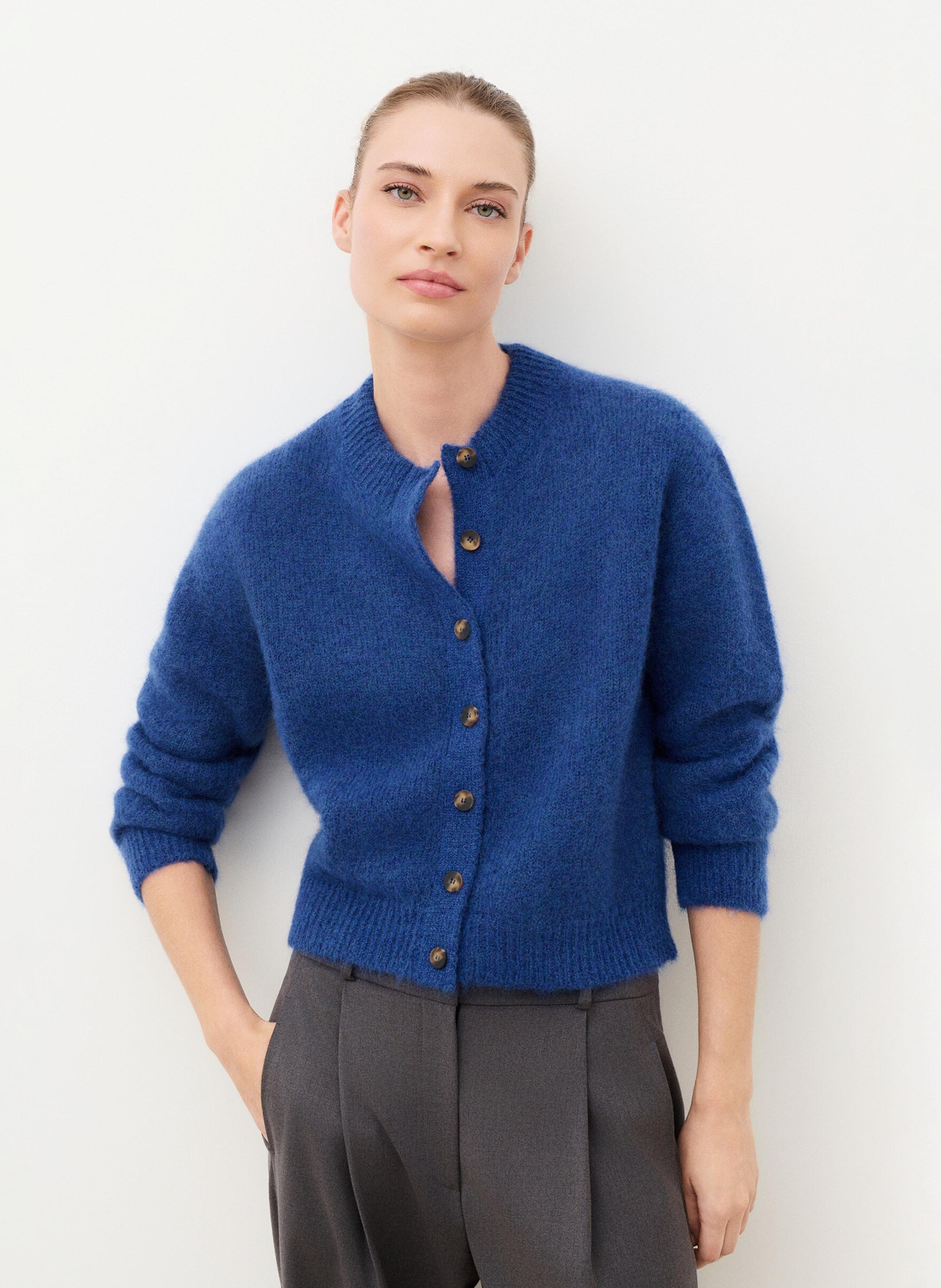 Gebreide vest met ronde hals en knoopsluiting in gemengde alpaca. CAROLL Blauw