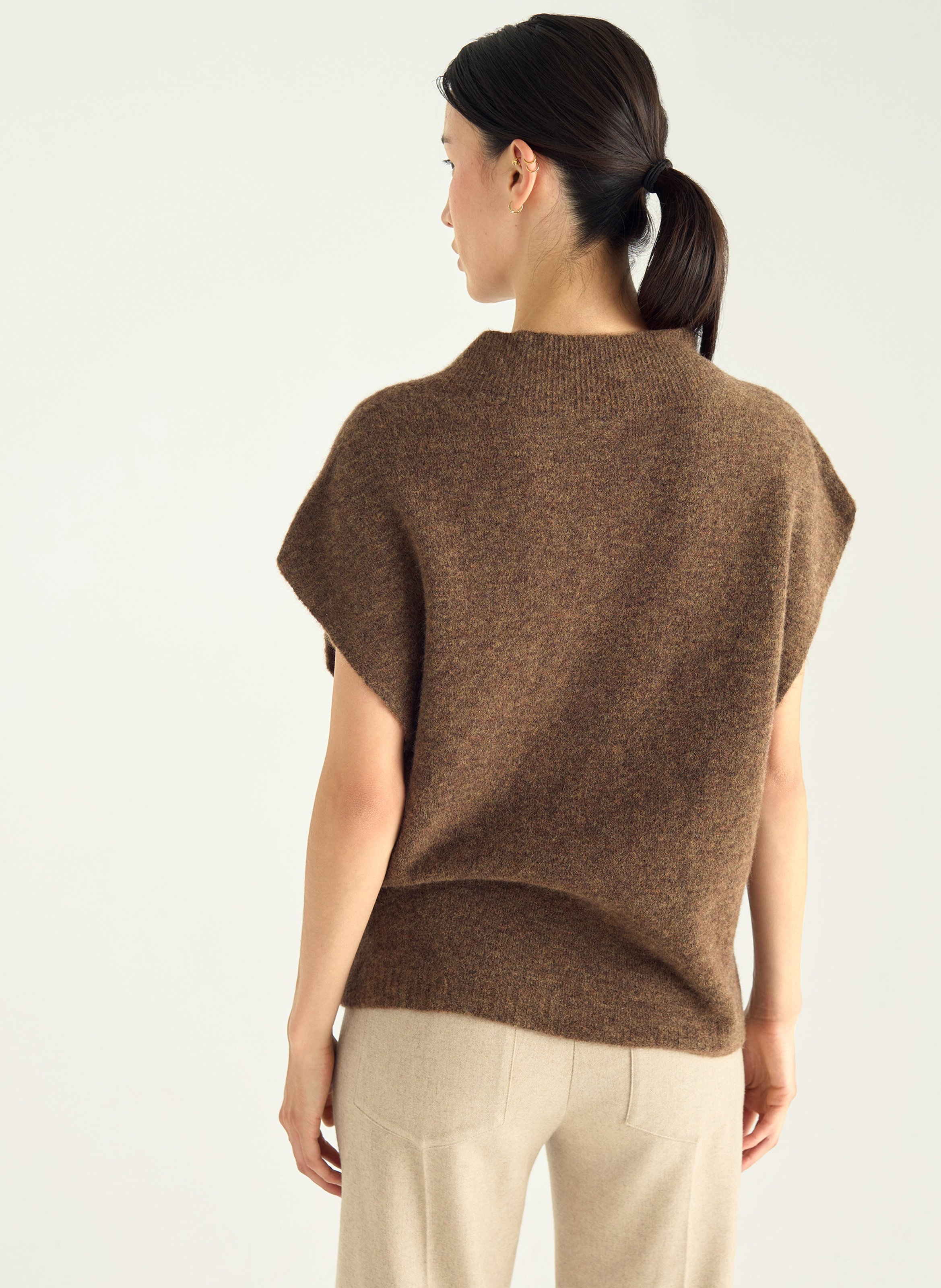 Ärmelloses Oversize-Strickoberteil in Uni-Farben. ACOTE Braun