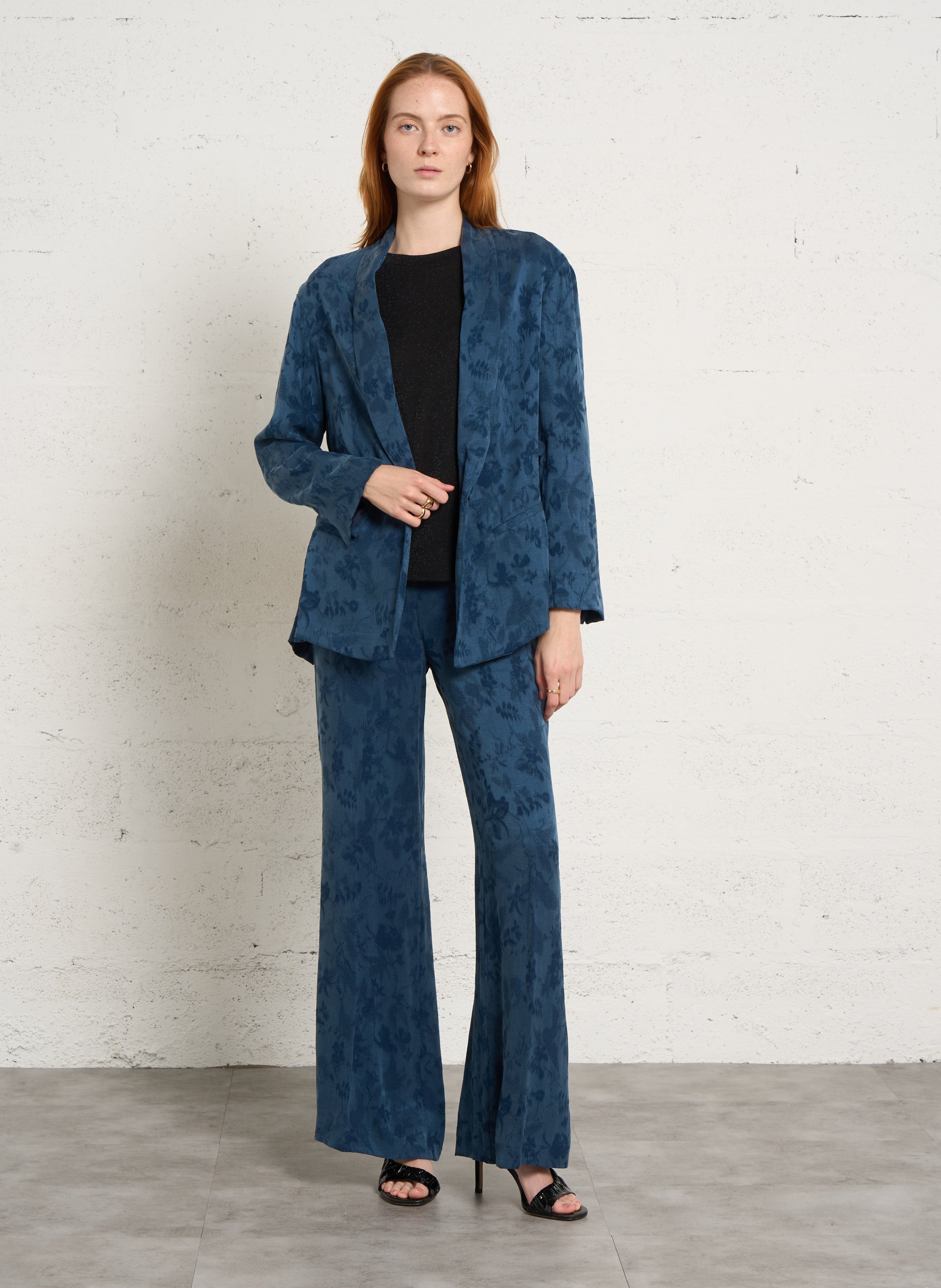 Gerade geschnittene Jacke mit Schalkragen aus bedrucktem Jacquard MOMONI Blau