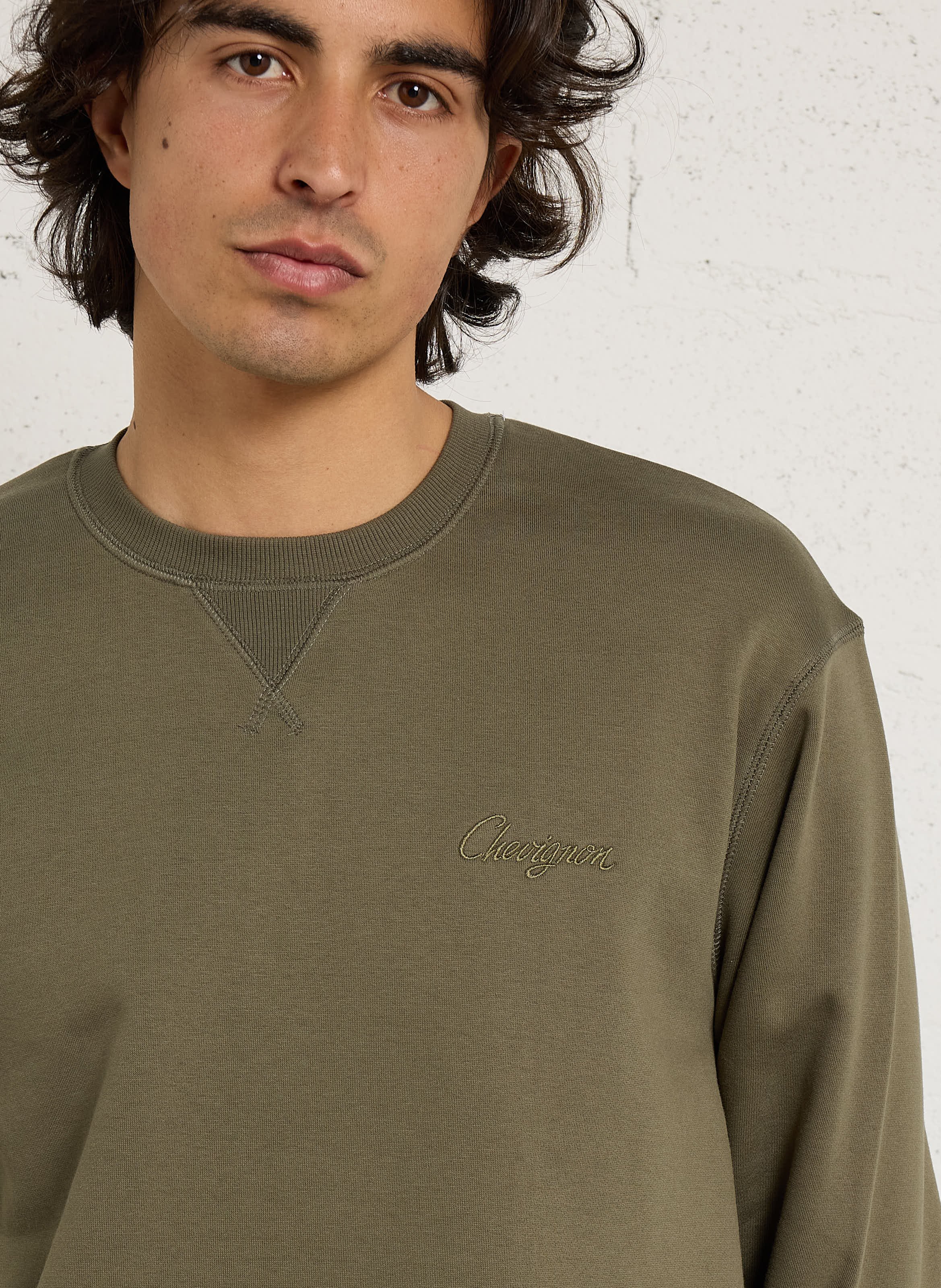 Weiter Pullover mit einfarbiger Stickerei der Marke. CHEVIGNON Khaki