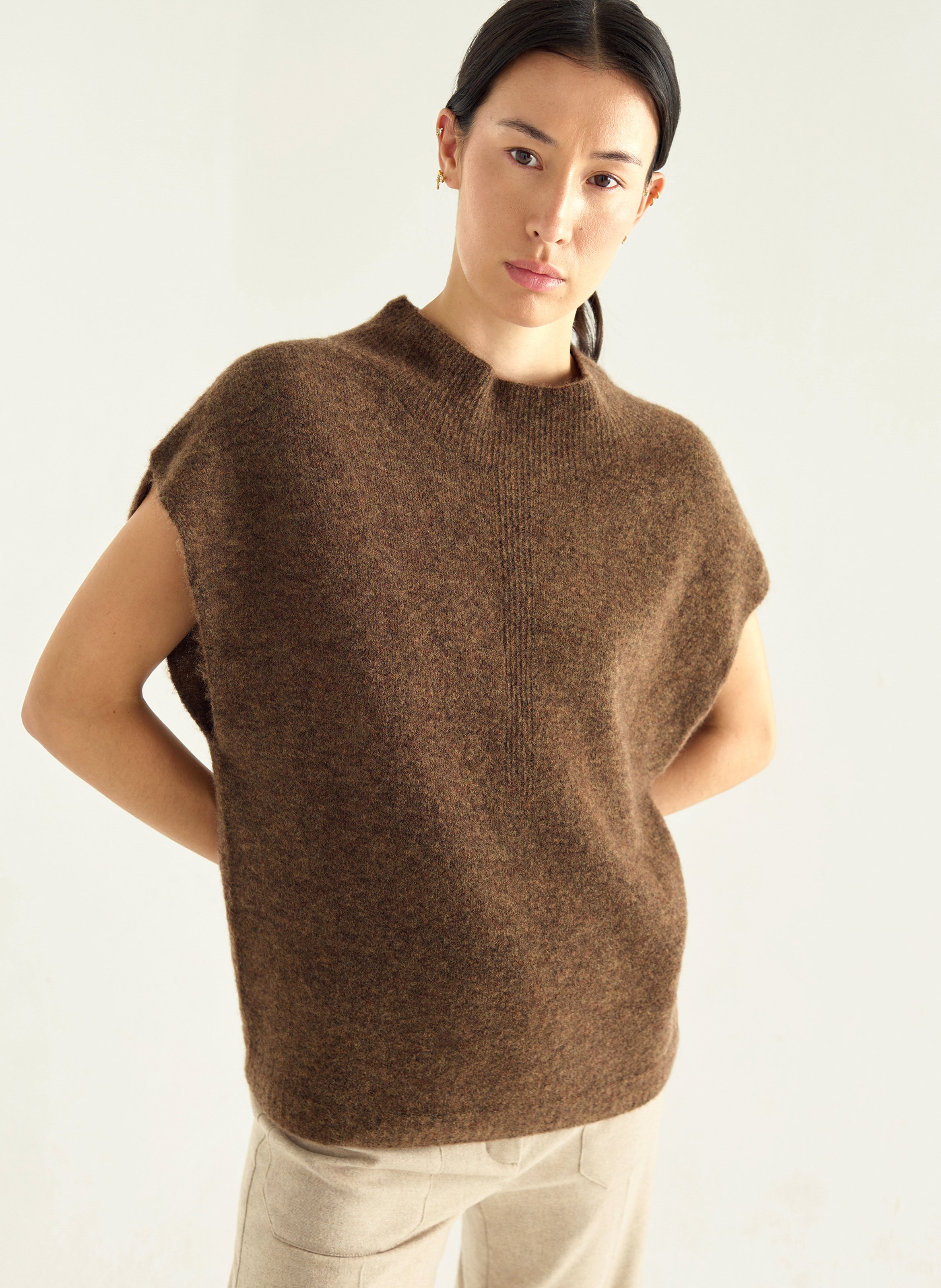 Ärmelloses Oversize-Strickoberteil in Uni-Farben. ACOTE Braun