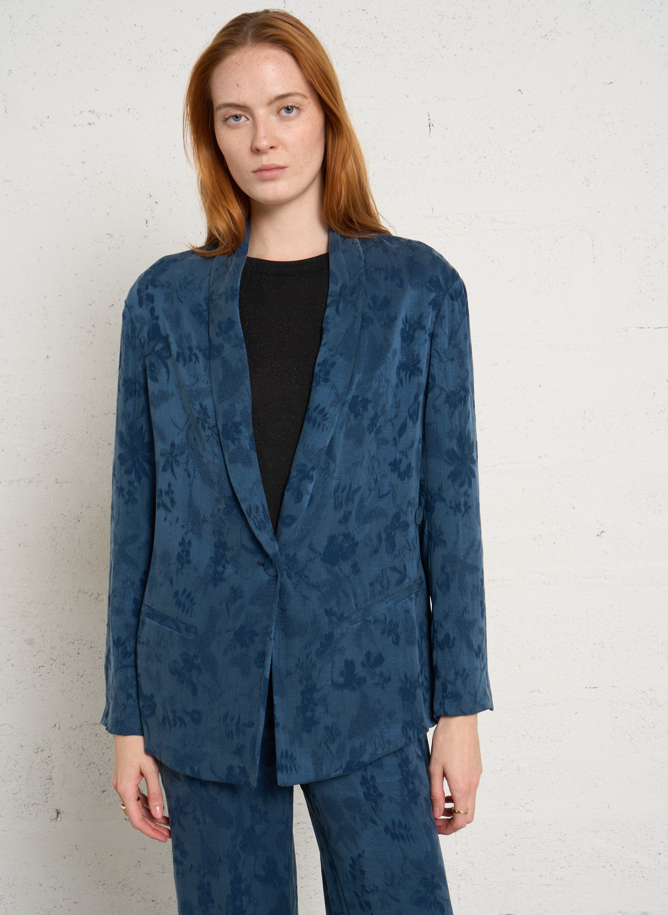 Gerade geschnittene Jacke mit Schalkragen aus bedrucktem Jacquard MOMONI Blau