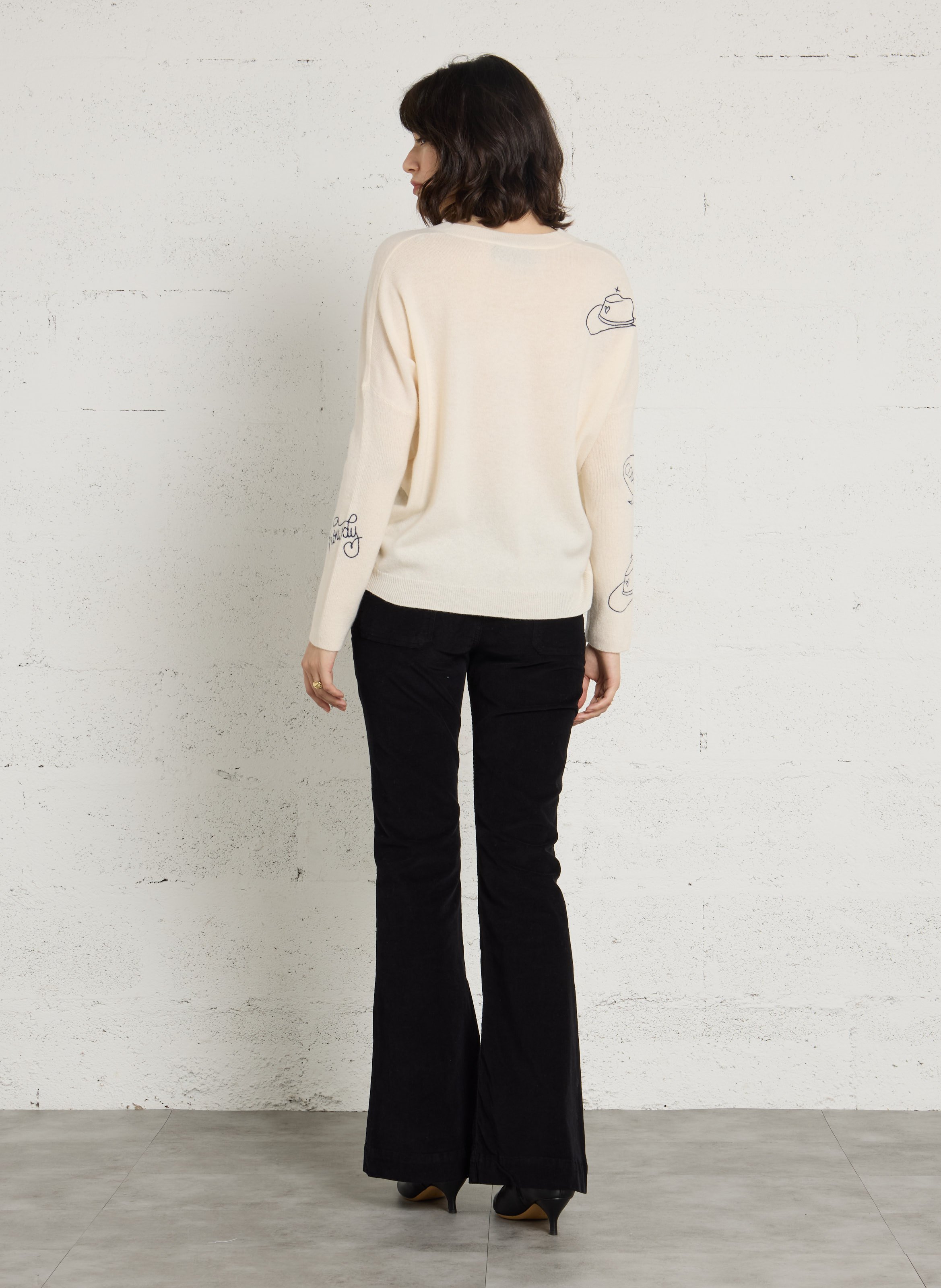 Pull ample col V brodé en laine BERENICE Blanc