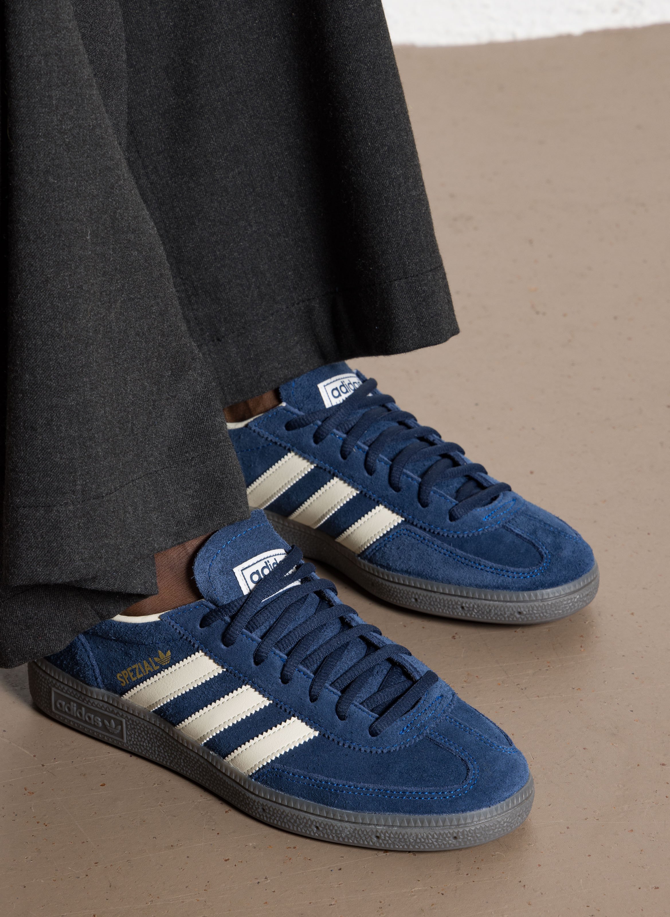 Baskets basses en cuir ADIDAS Bleu