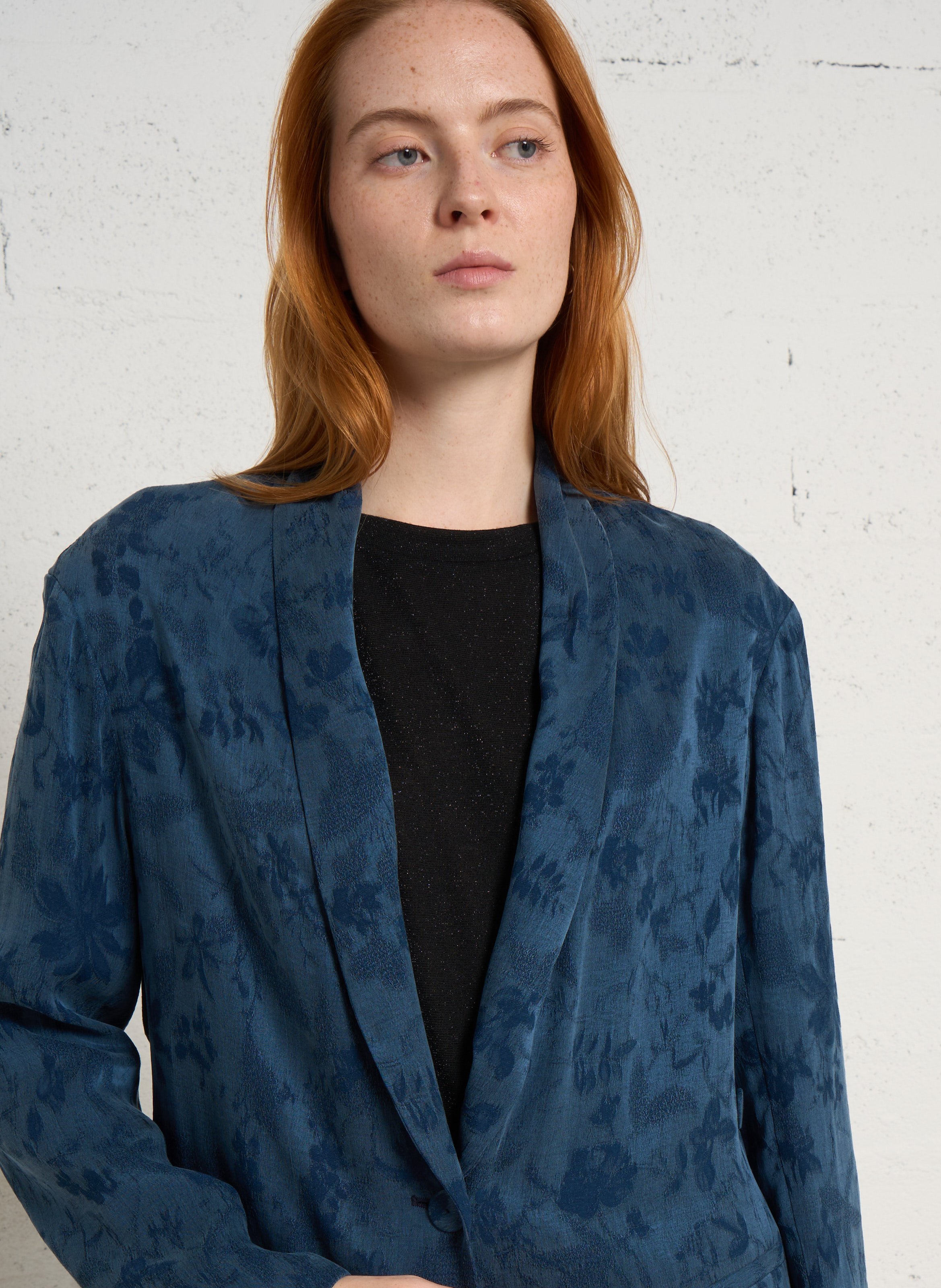 Gerade geschnittene Jacke mit Schalkragen aus bedrucktem Jacquard MOMONI Blau