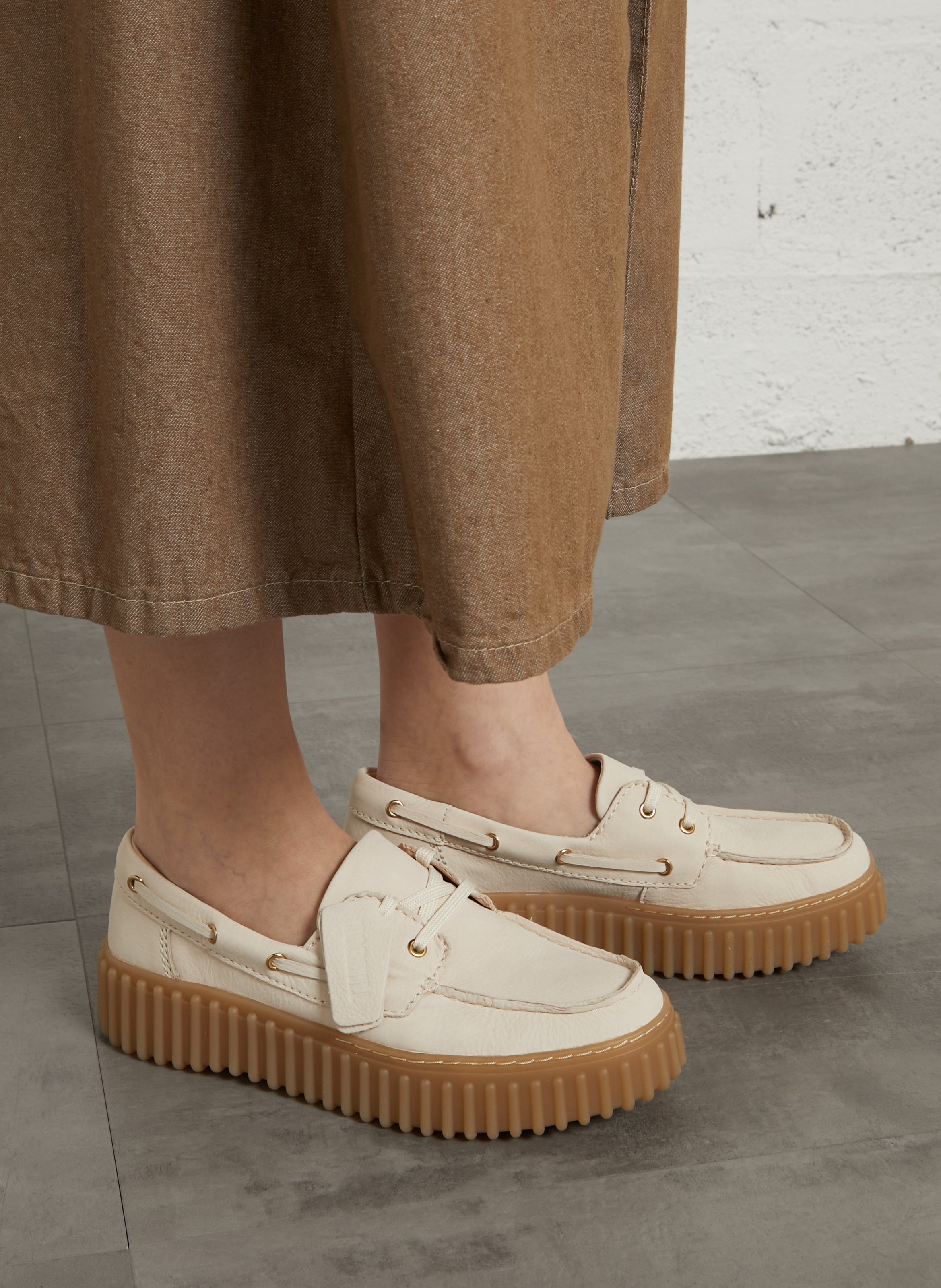 Chaussures bateau en cuir CLARKS Beige