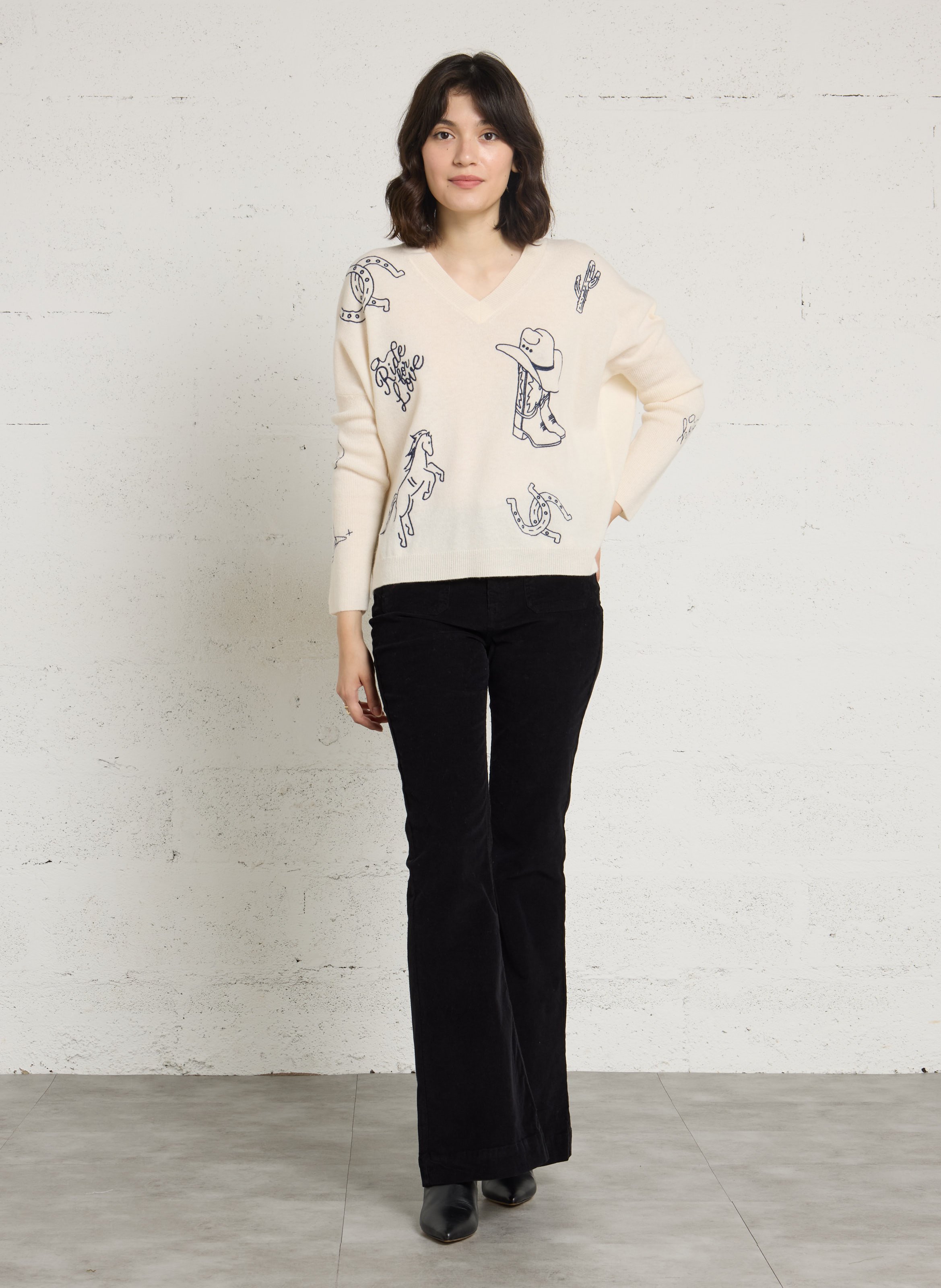 Pull ample col V brodé en laine BERENICE Blanc