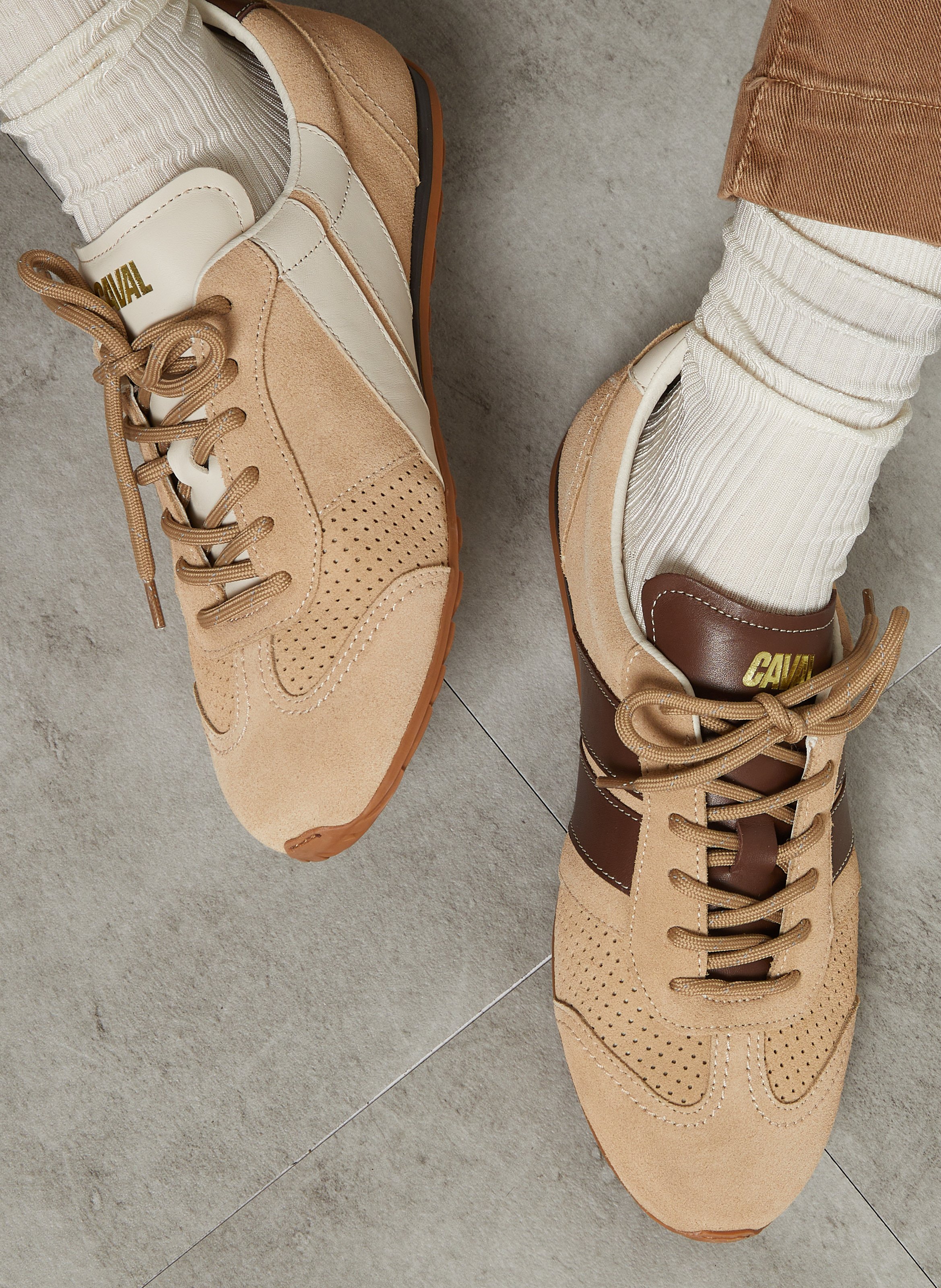 Flache Sneaker aus Veloursleder CAVAL Beige