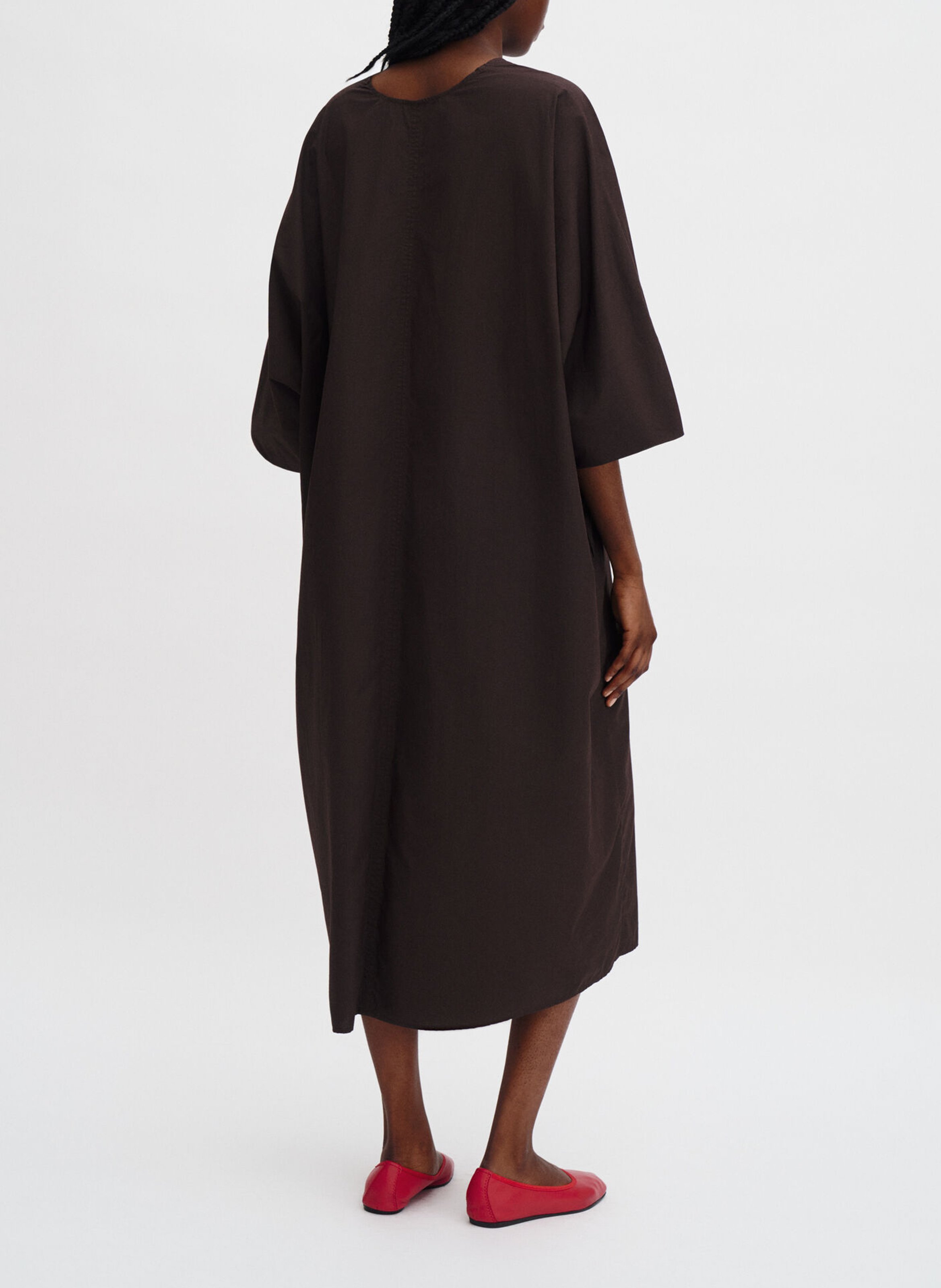 Vestido midi holgado cuello en V liso FILIPPA K Marron