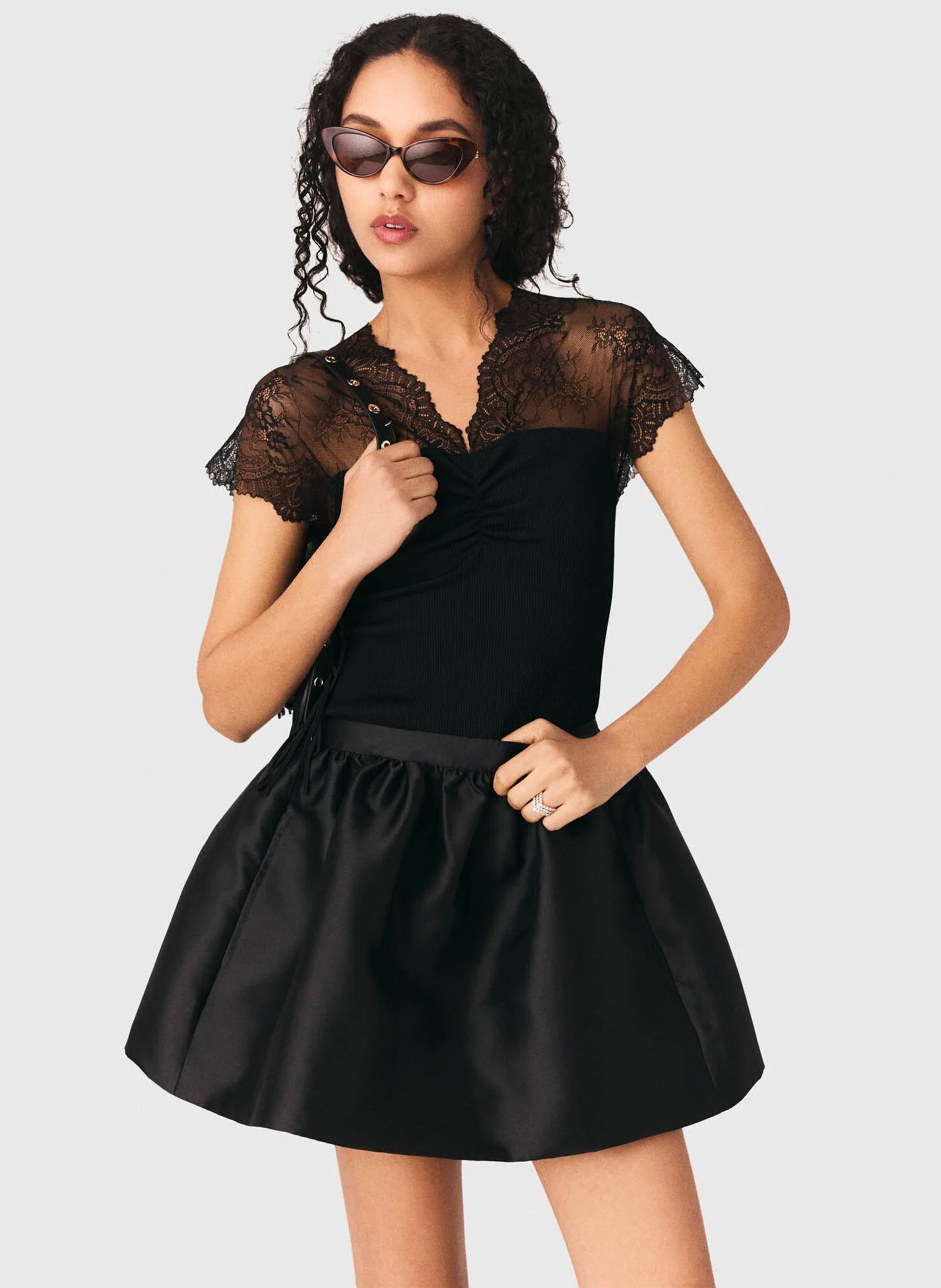 Nauwsluitende top met V-hals MAJE Zwart