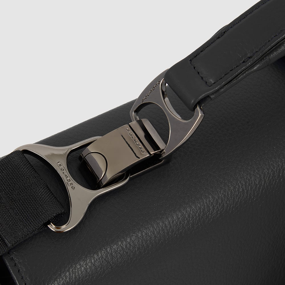 Leather messenger bag PIQUADRO Black