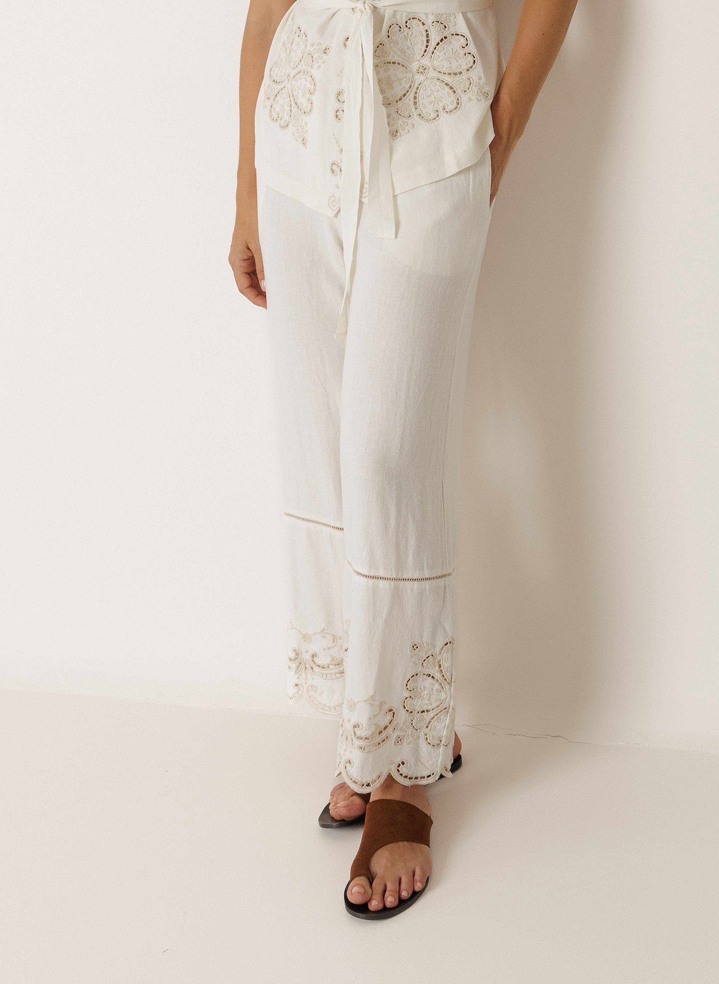 Gerade geschnittene bestickte Hose INDI & COLD