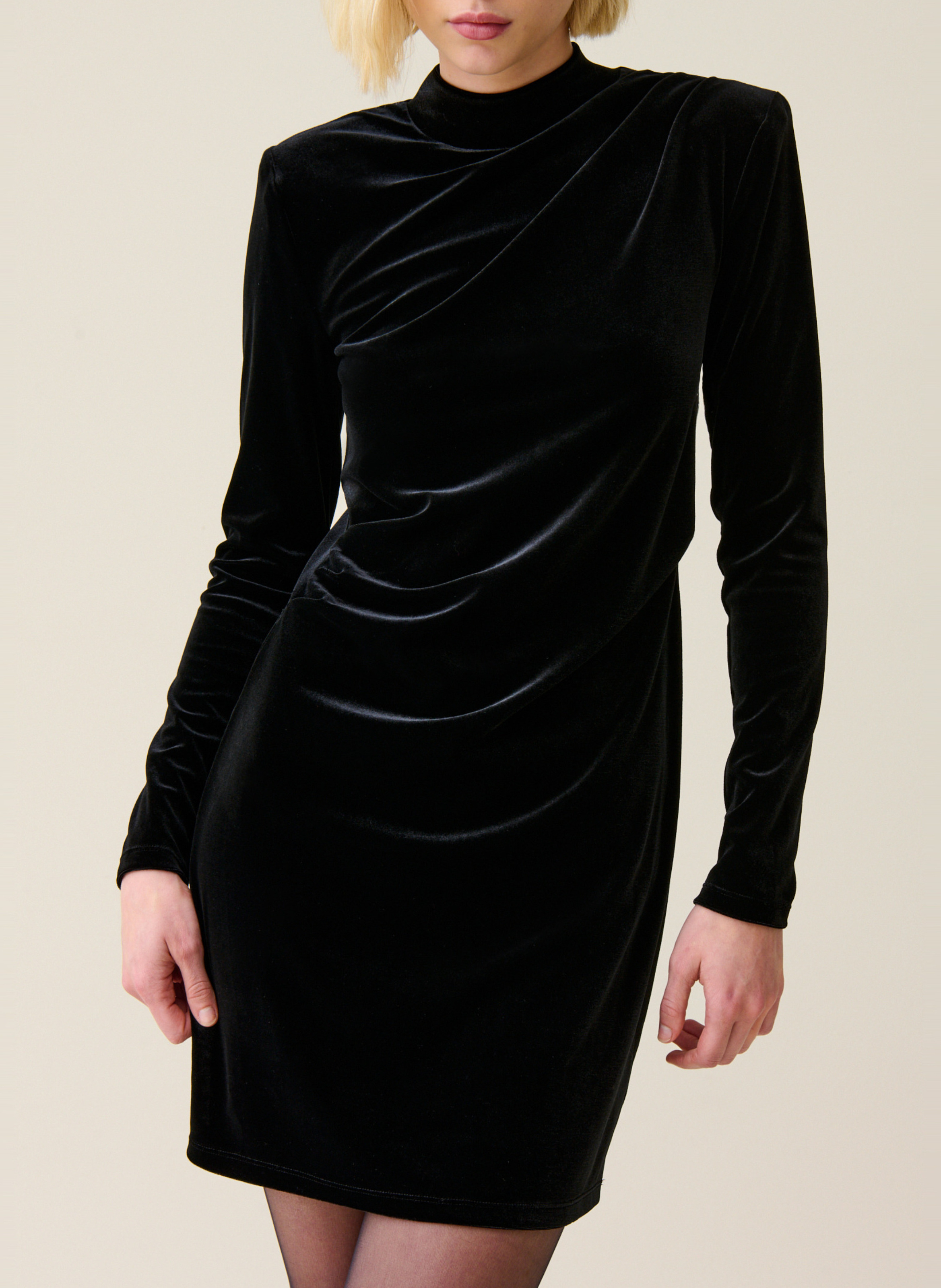 Korte, nauwsluitende jurk van fluweel CLAUDIE PIERLOT Zwart