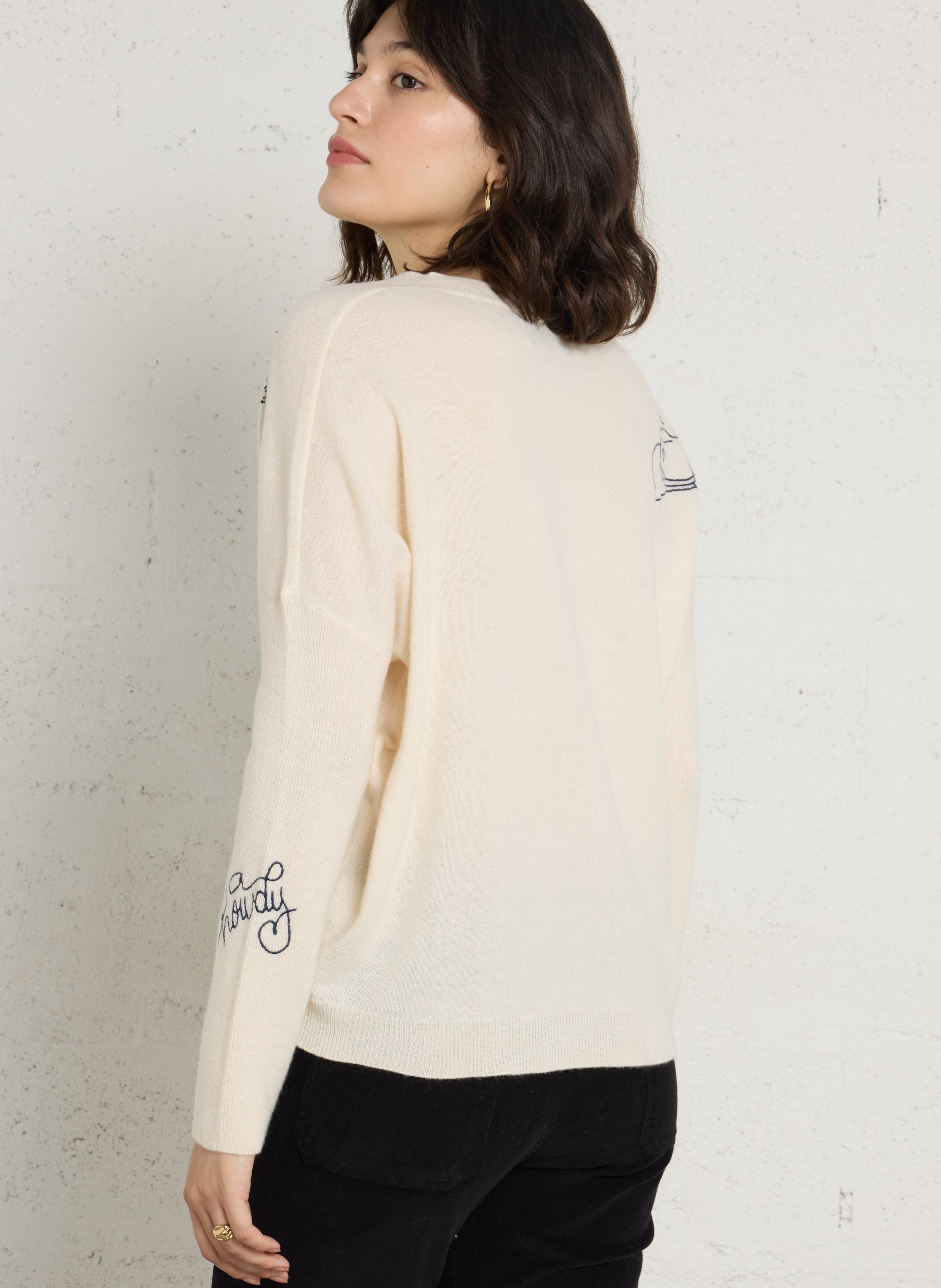 Pull ample col V brodé en laine BERENICE Blanc