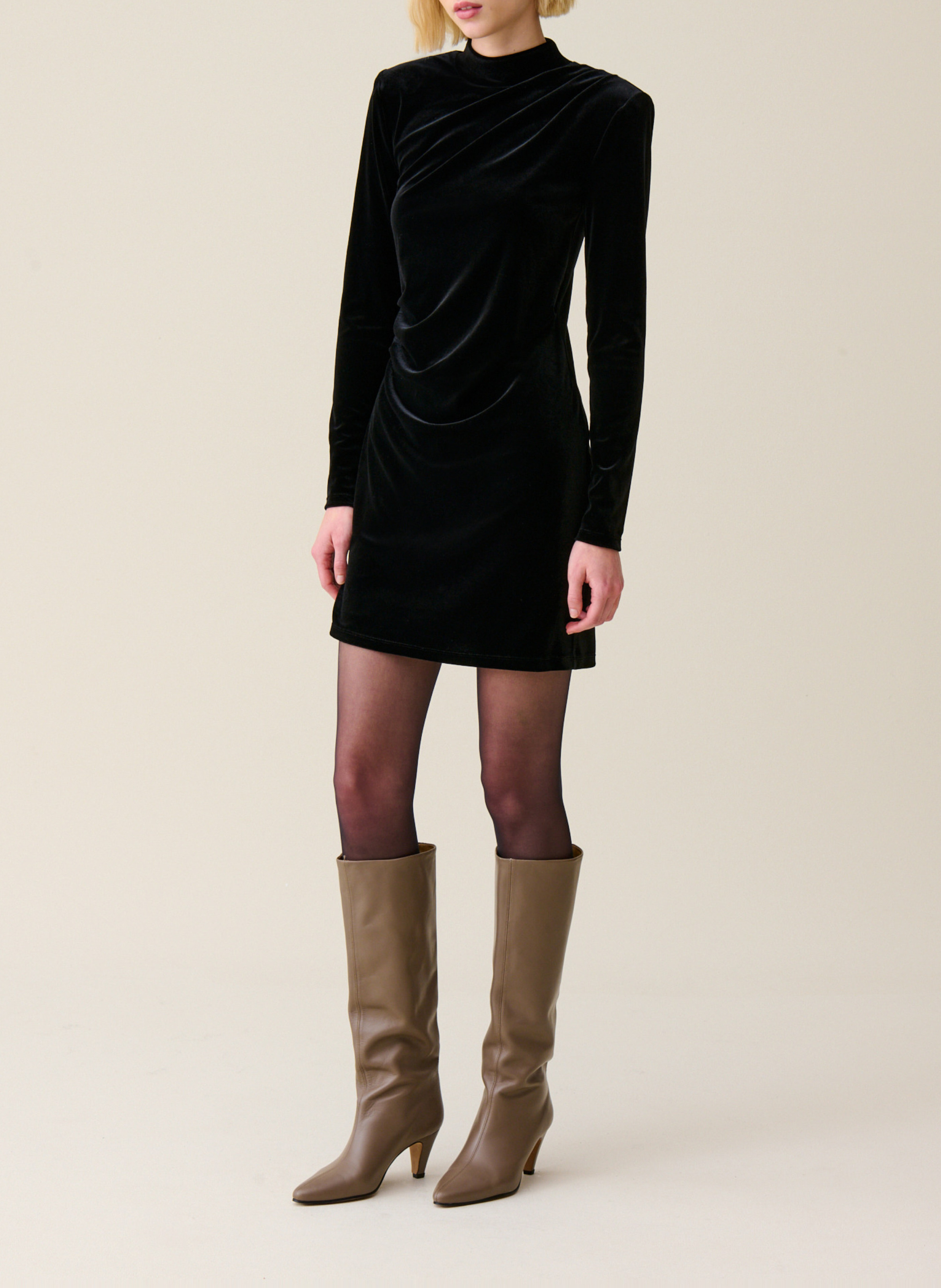 Korte, nauwsluitende jurk van fluweel CLAUDIE PIERLOT Zwart