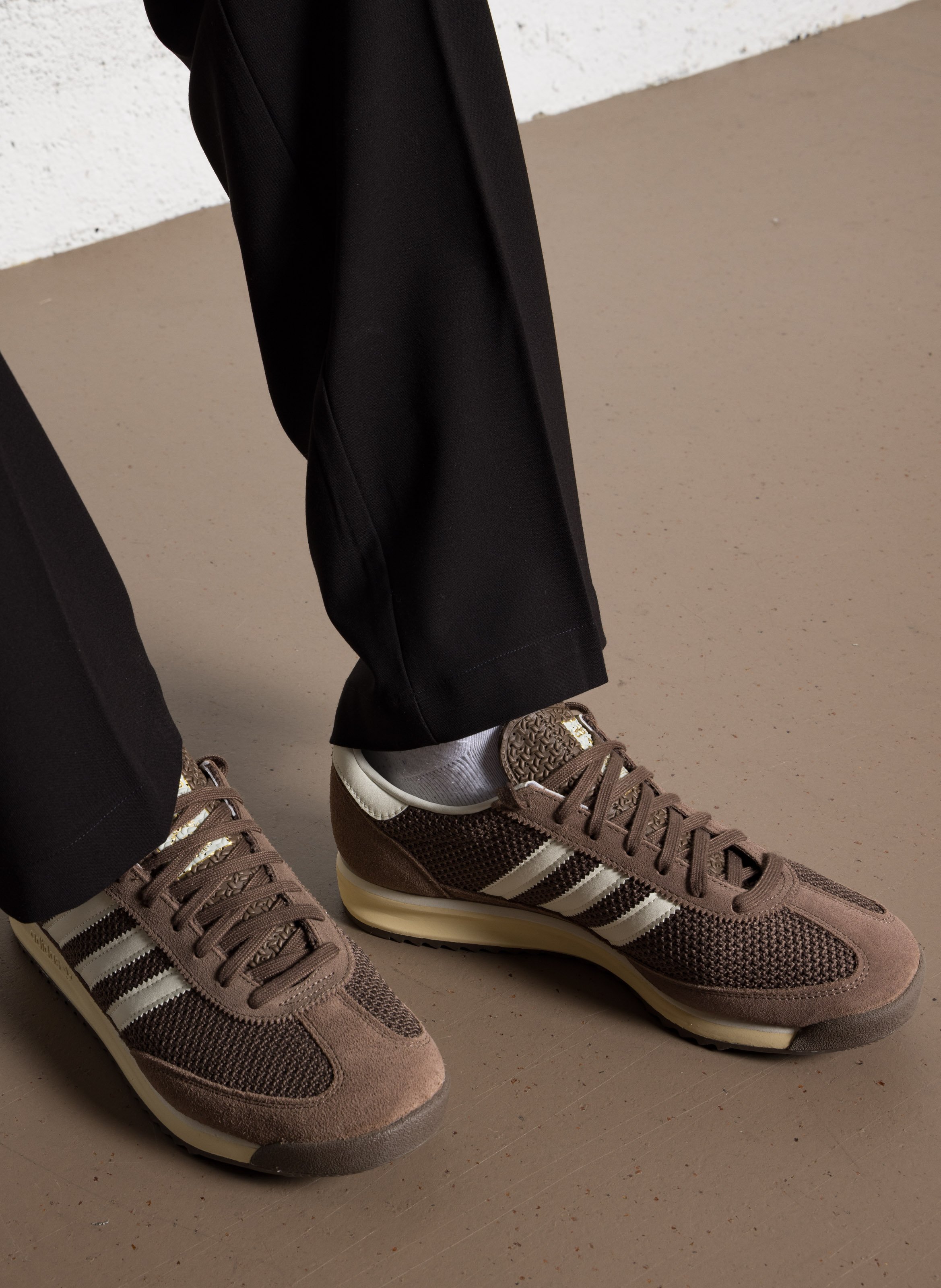 Baskets basses en cuir ADIDAS Marron