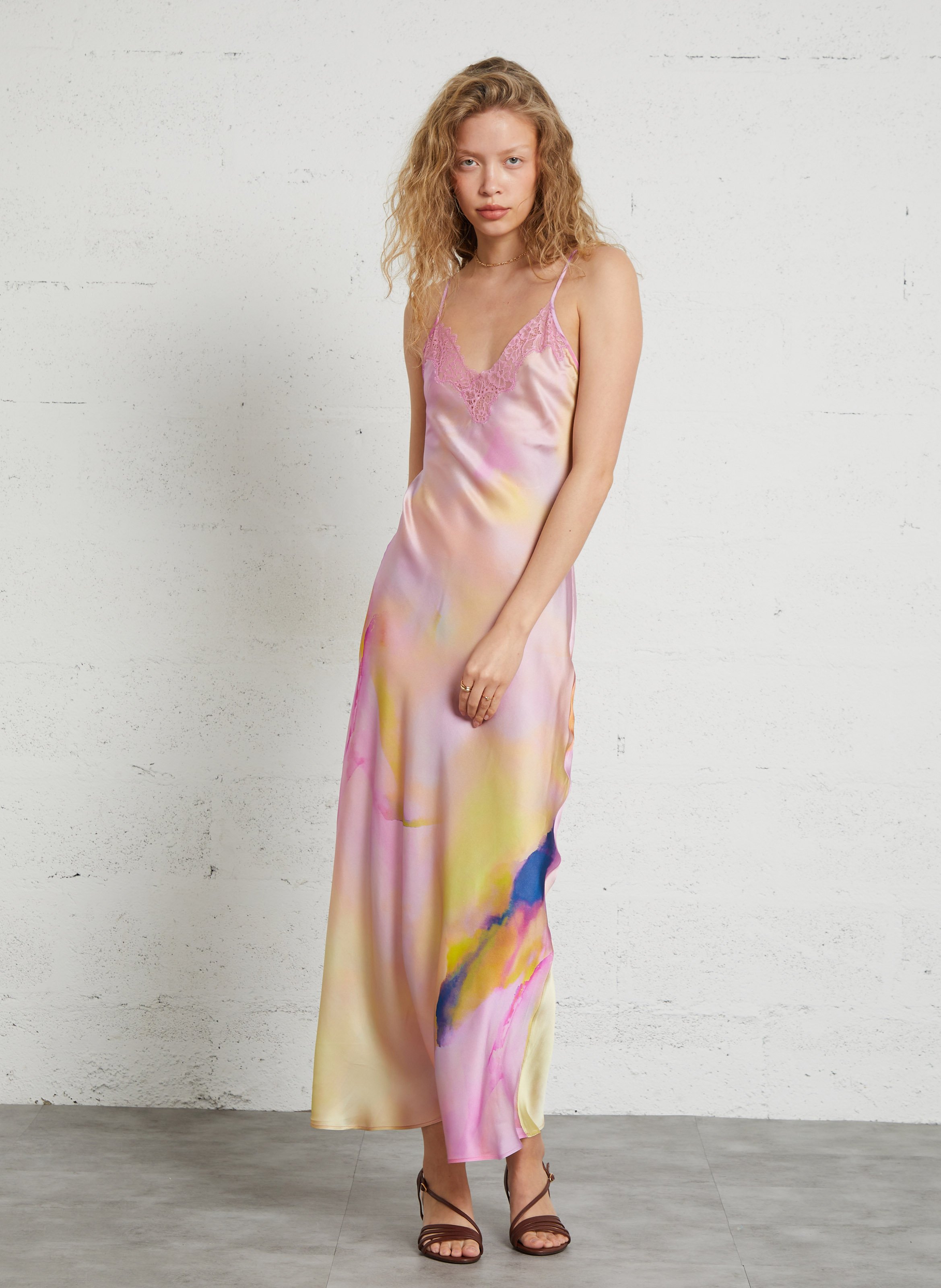 Lange, zijden jurk met V-hals en print MES DEMOISELLES Roze