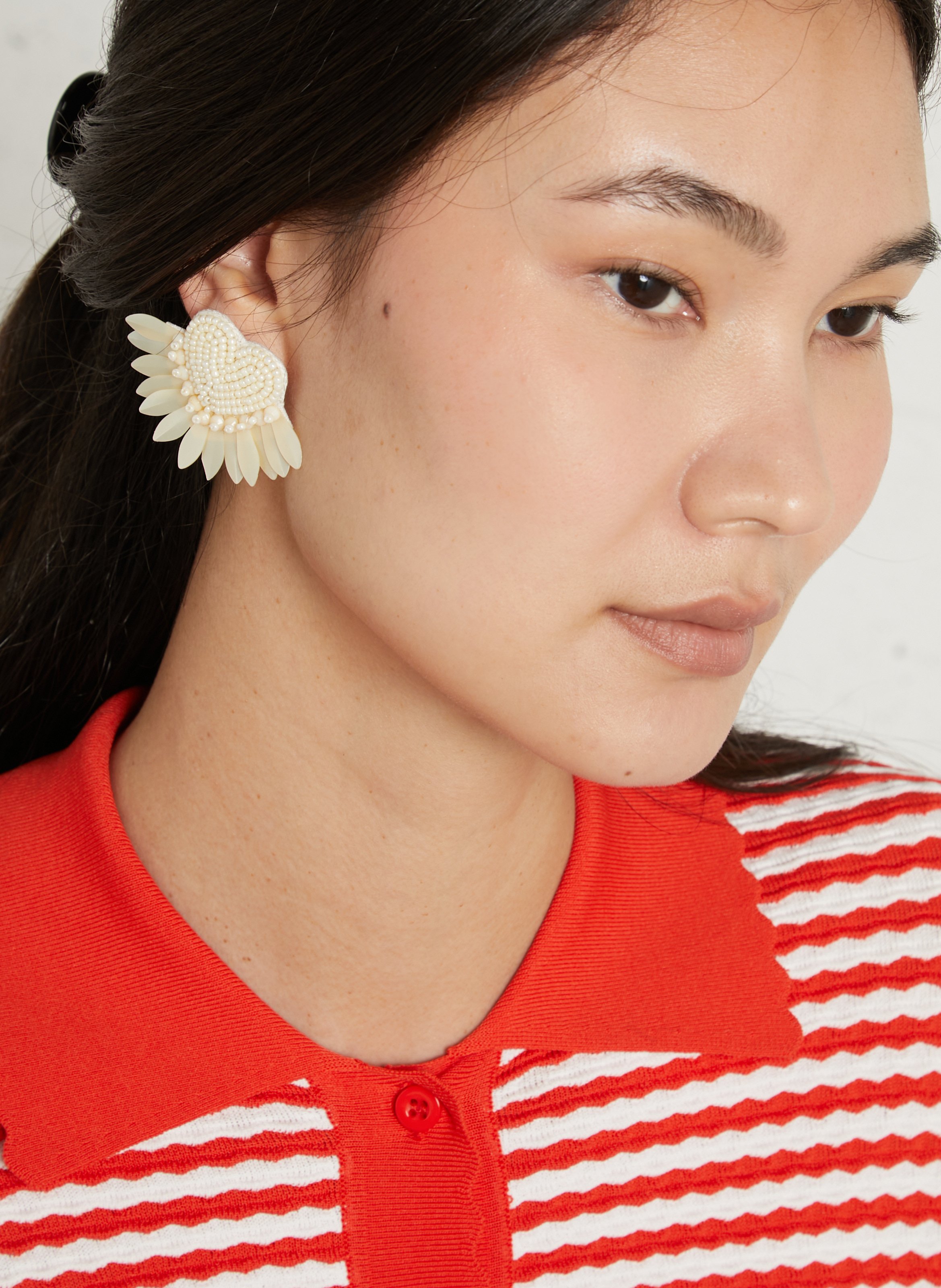 Perlenherz-Ohrringe mit federartigem Effekt FEEKA Weiss