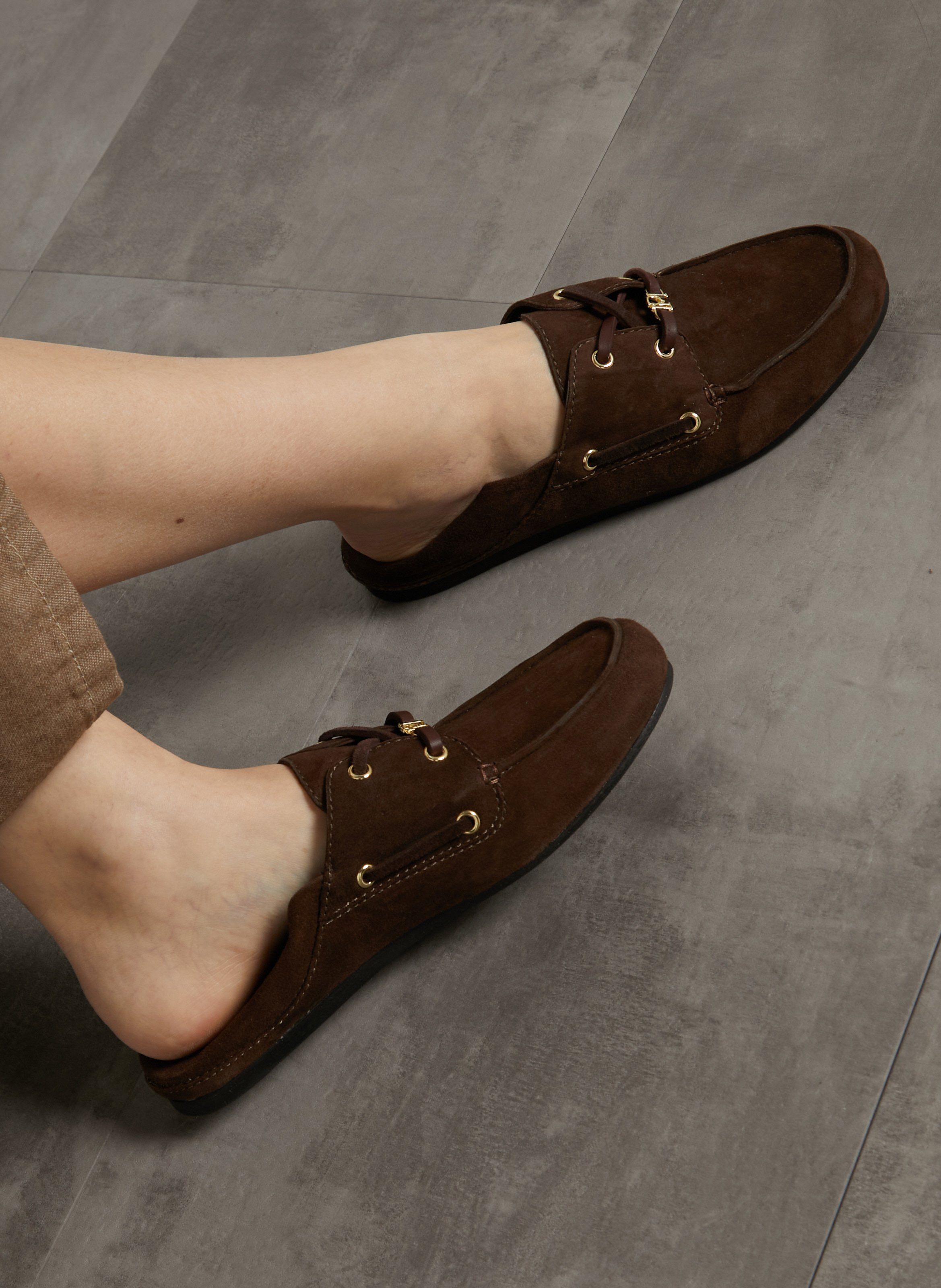 Chaussures bateau unie en suède PETITE MENDIGOTE Marron