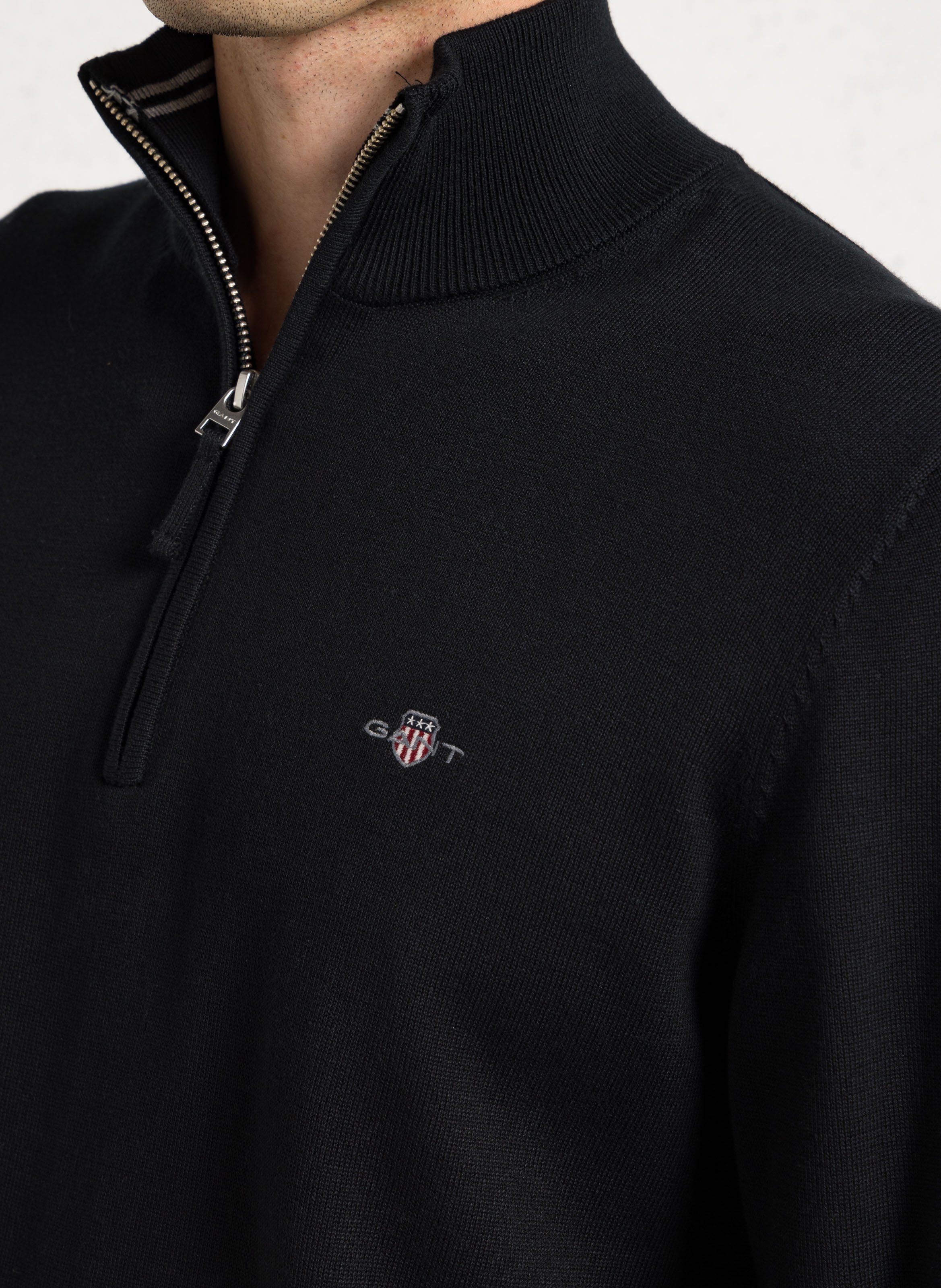 Pull droit col camionneur brodé en coton GANT Noir