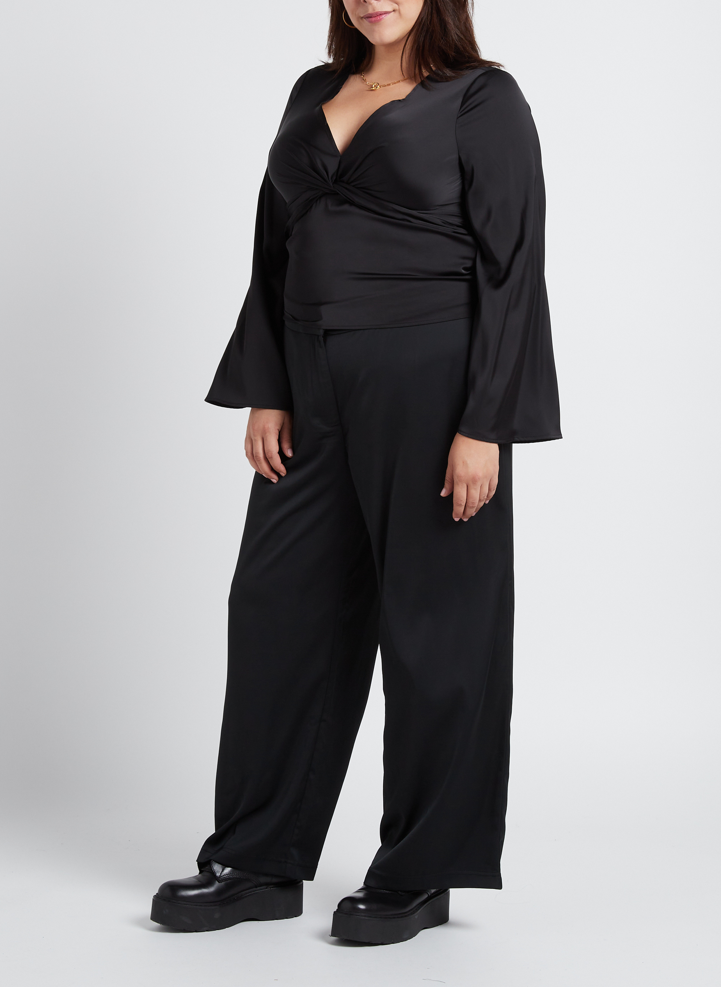 Flowing satin-finish V-neck top GINA TRICOT Black