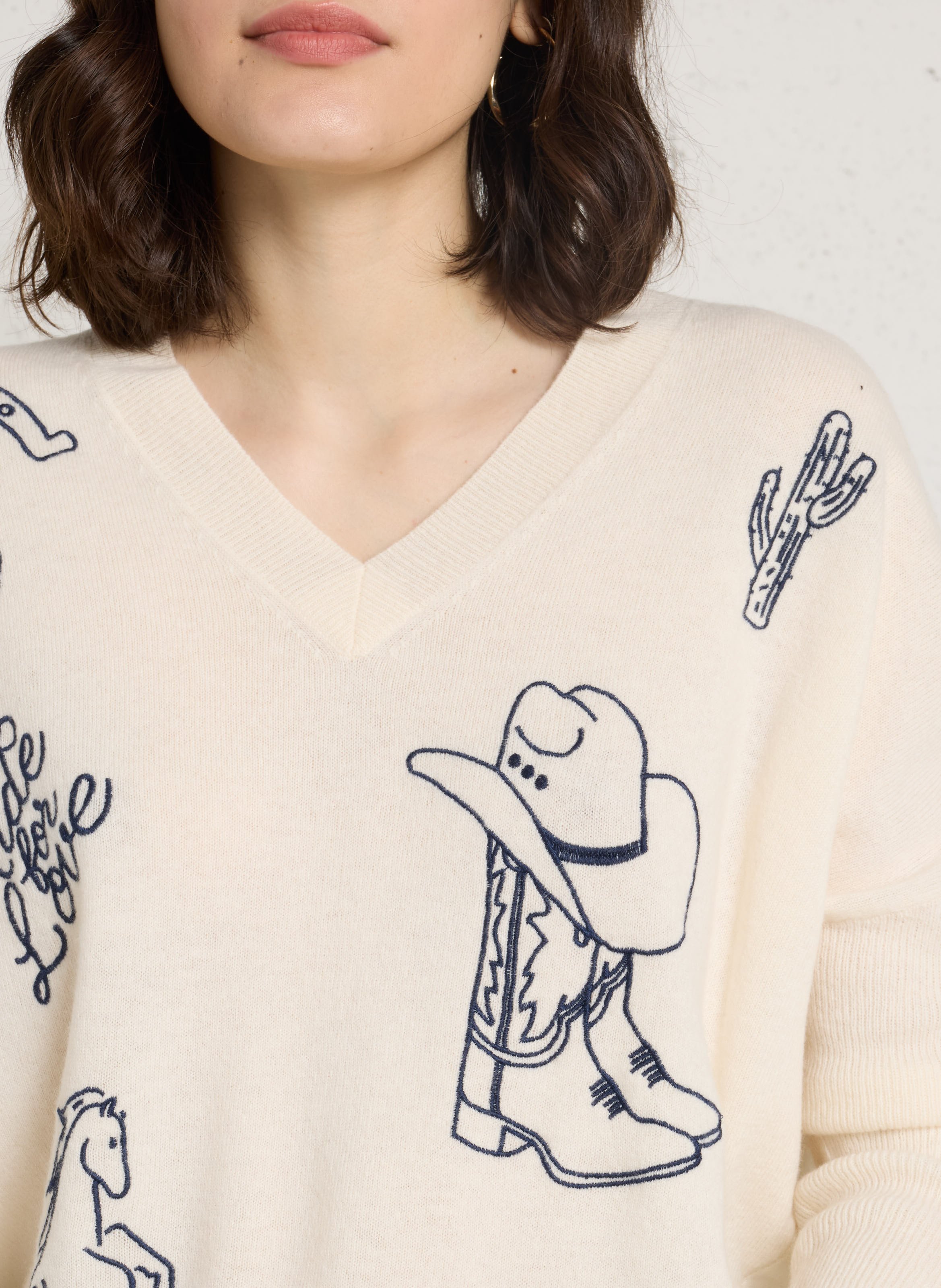 Pull ample col V brodé en laine BERENICE Blanc