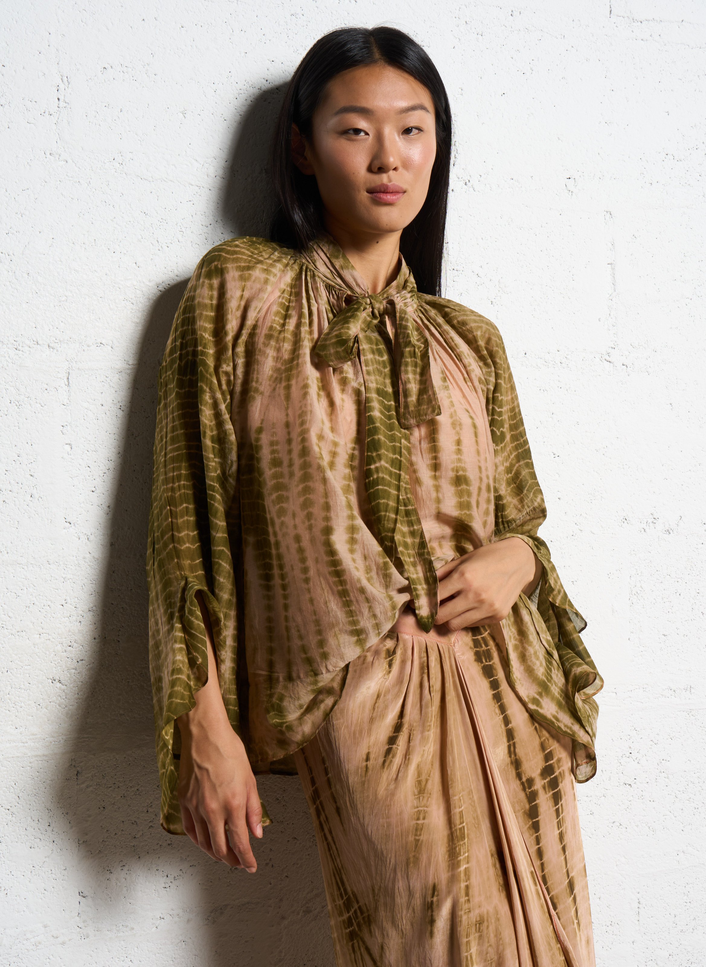 Blouse with lavallière collar in blended cotton and silk MES DEMOISELLES Multicolored