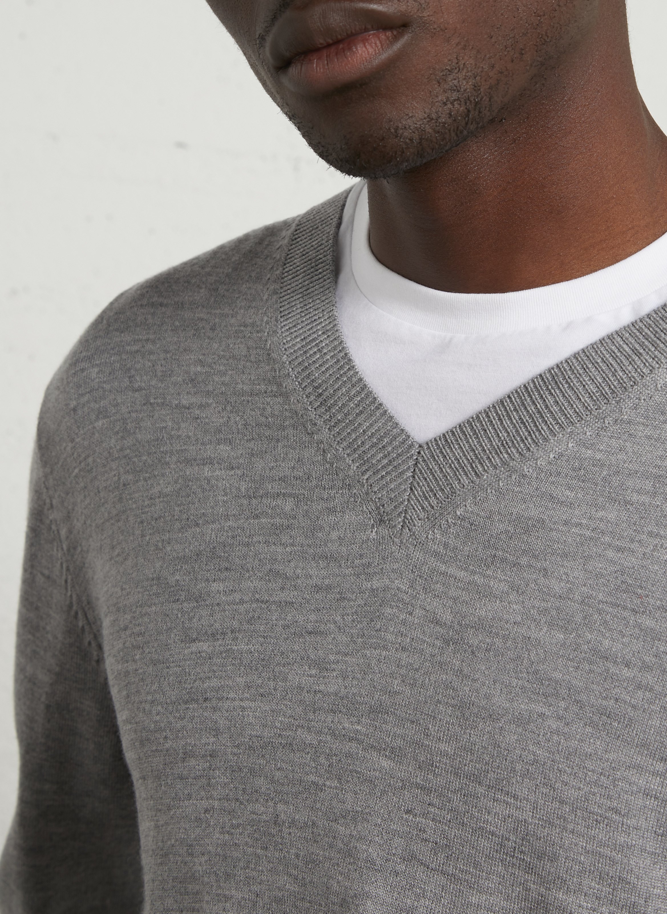 Jersey recto de lana merina con cuello de pico | Gris AU PRINTEMPS PARIS Hombre