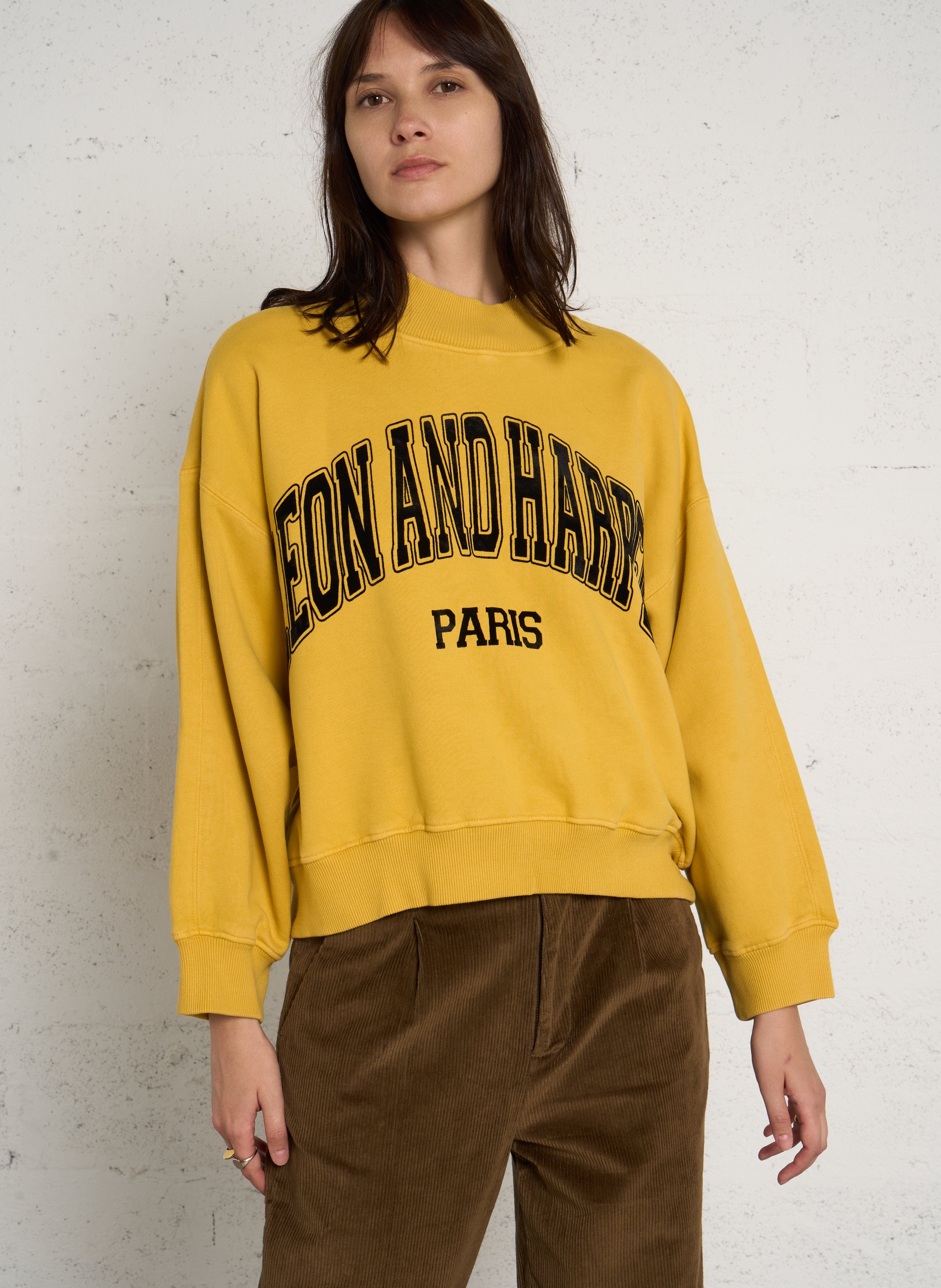 Weites Sweatshirt mit Stehkragen und bedrucktem Muster aus Baumwollmischung. LEON & HARPER