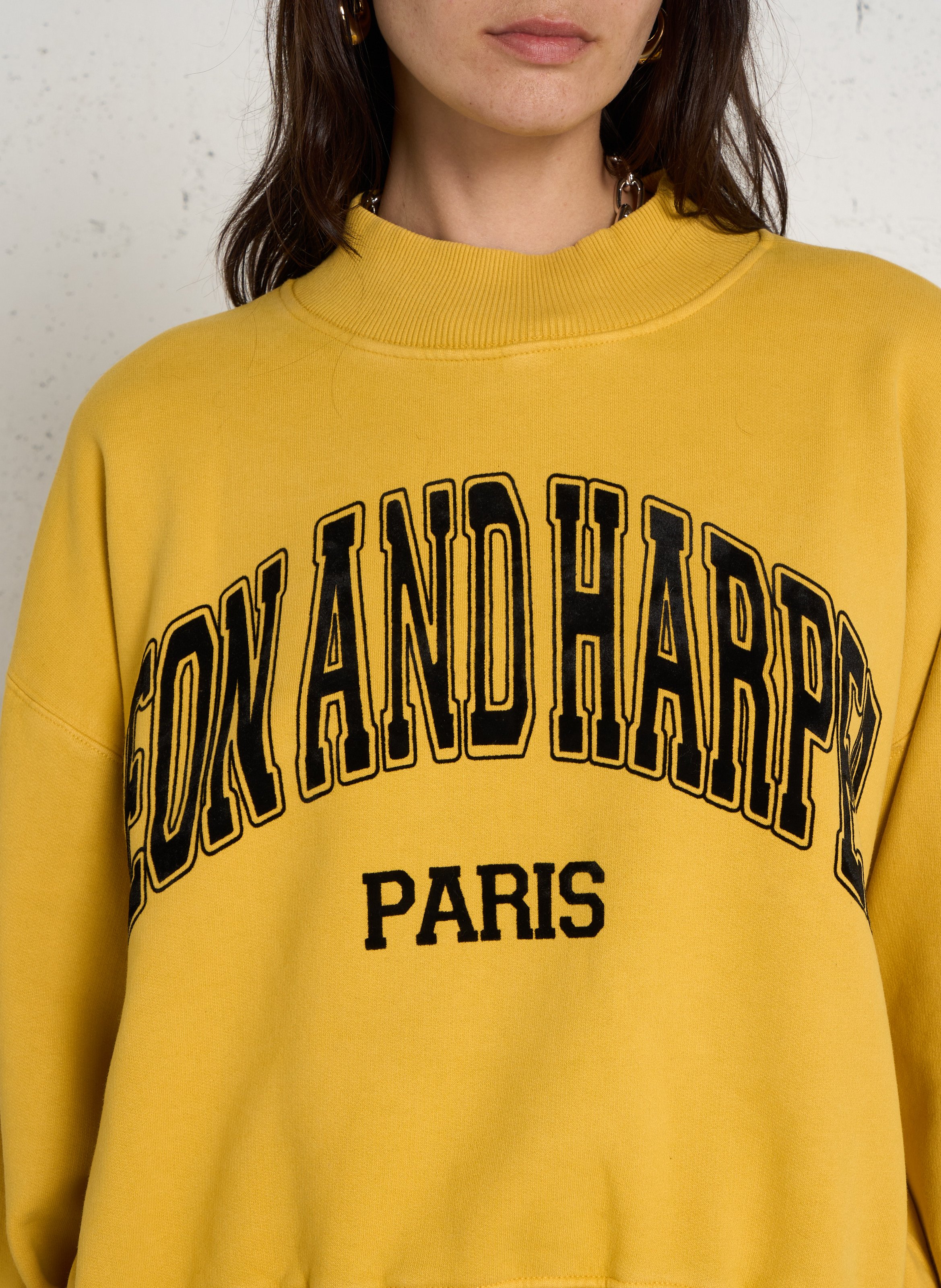 Weites Sweatshirt mit Stehkragen und bedrucktem Muster aus Baumwollmischung. LEON & HARPER Gelb