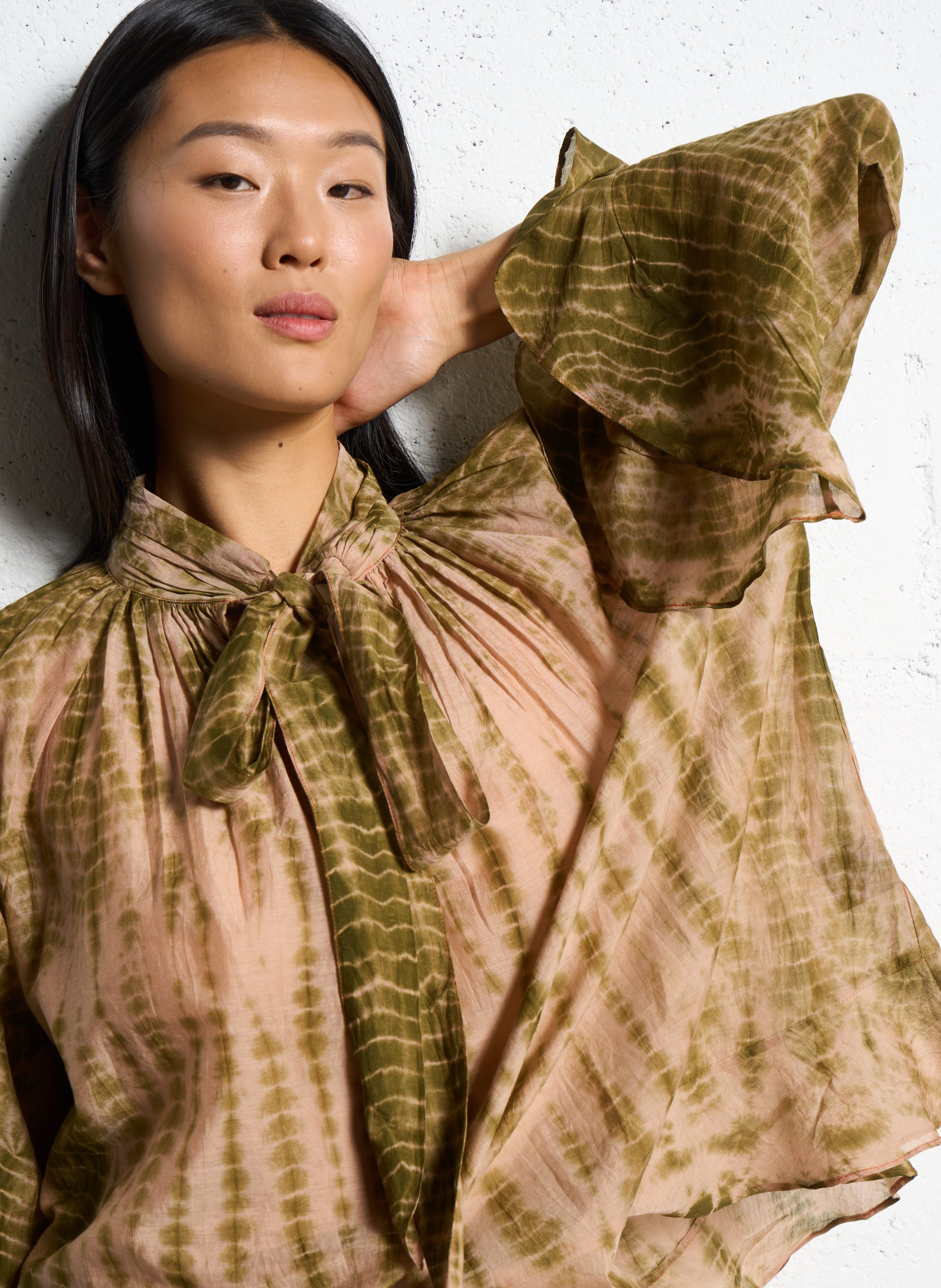 Blouse with lavallière collar in blended cotton and silk MES DEMOISELLES Multicolored