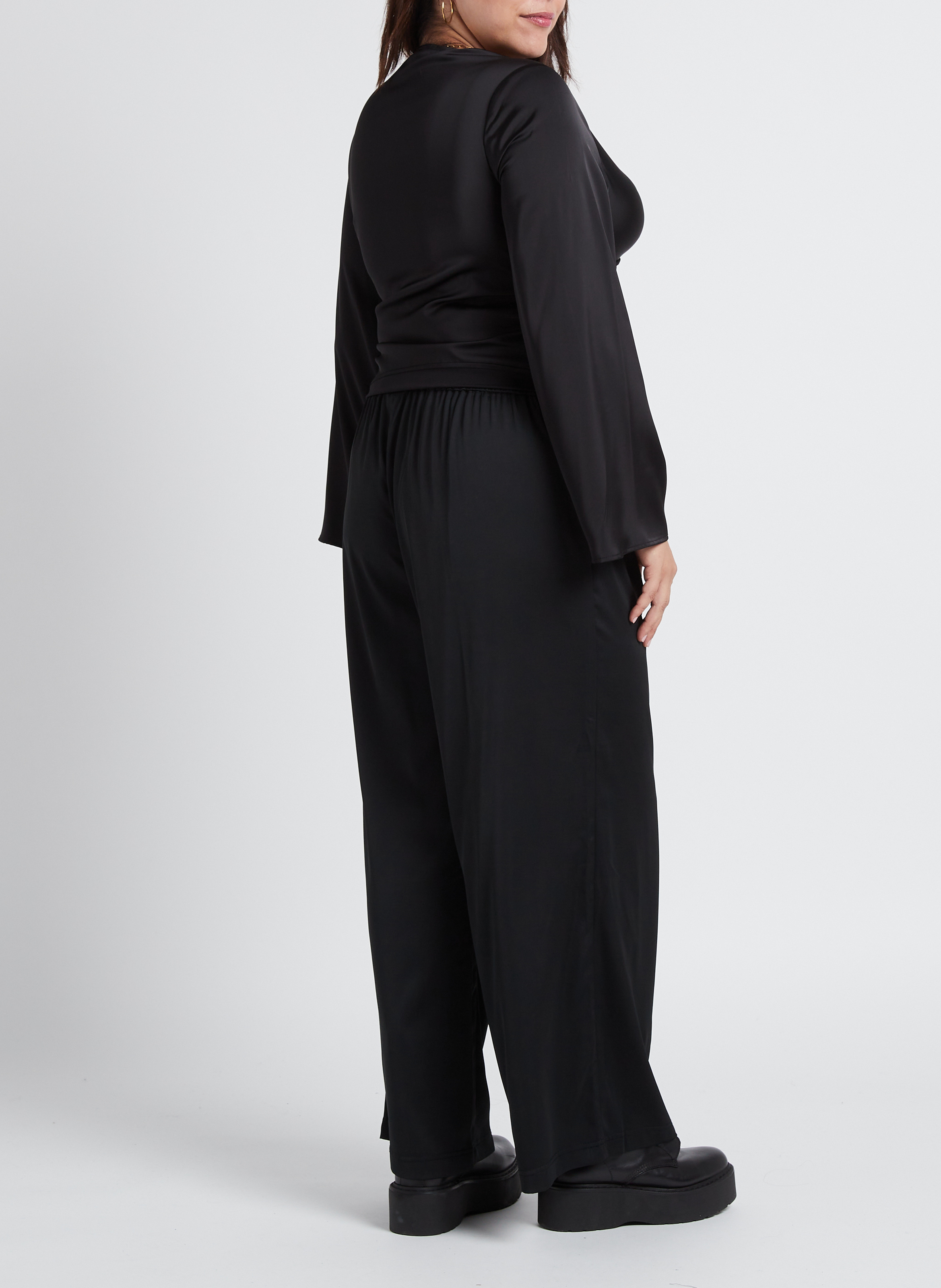 Flowing satin-finish V-neck top GINA TRICOT Black