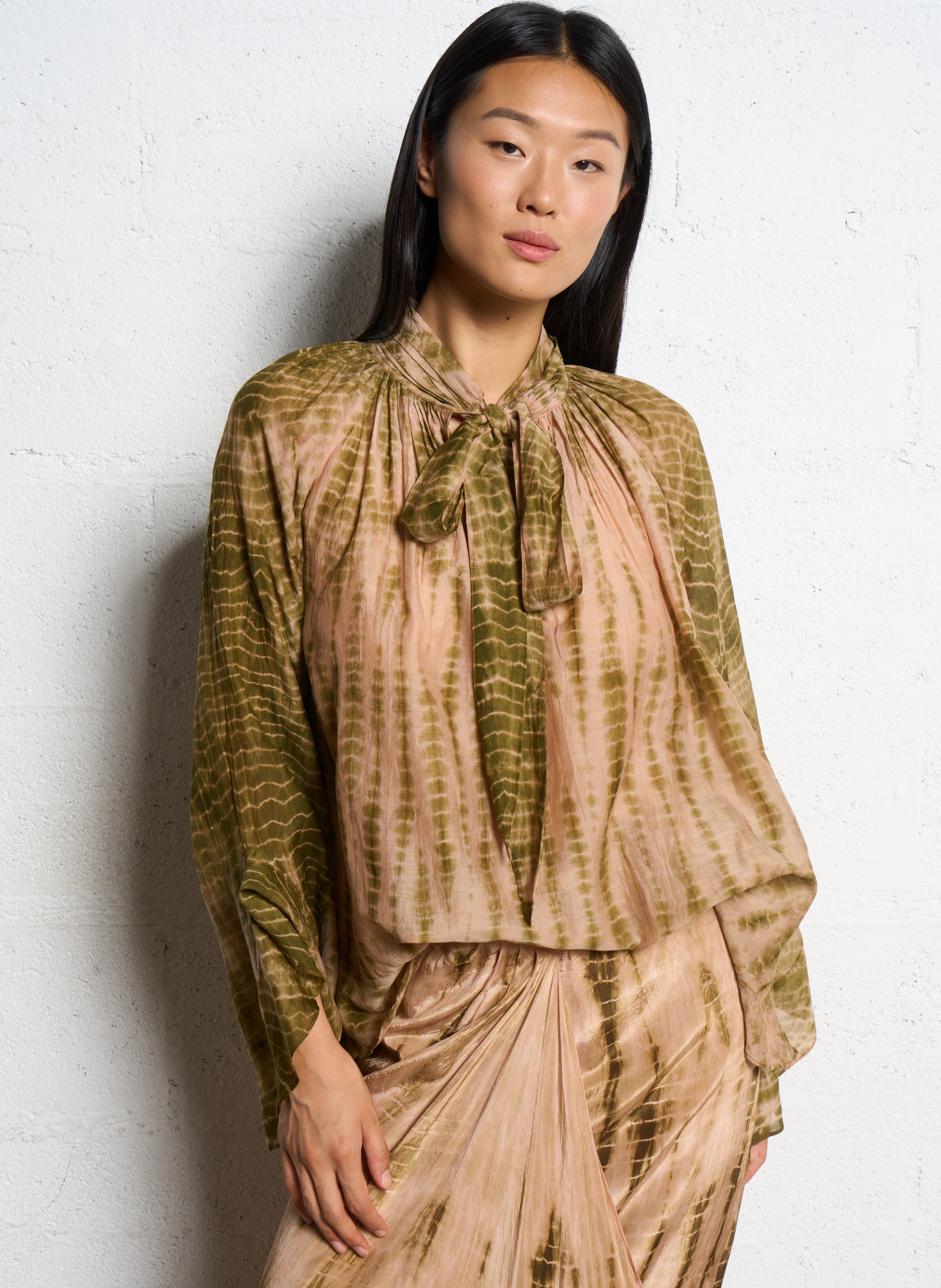 Blouse with lavallière collar in blended cotton and silk MES DEMOISELLES Multicolored