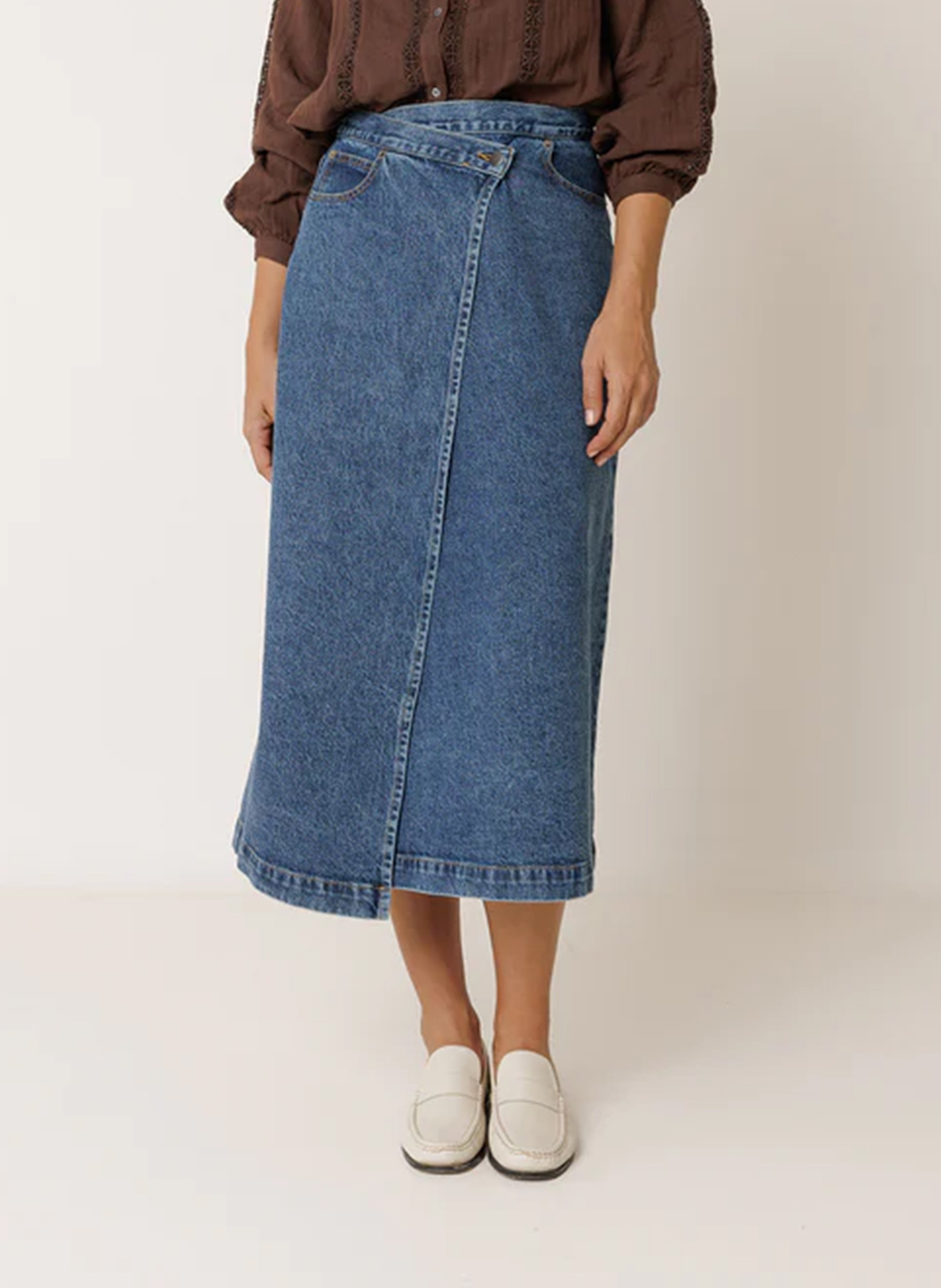 Midi-Rock mit gekreuzter Taille aus Denim INDI & COLD Blau