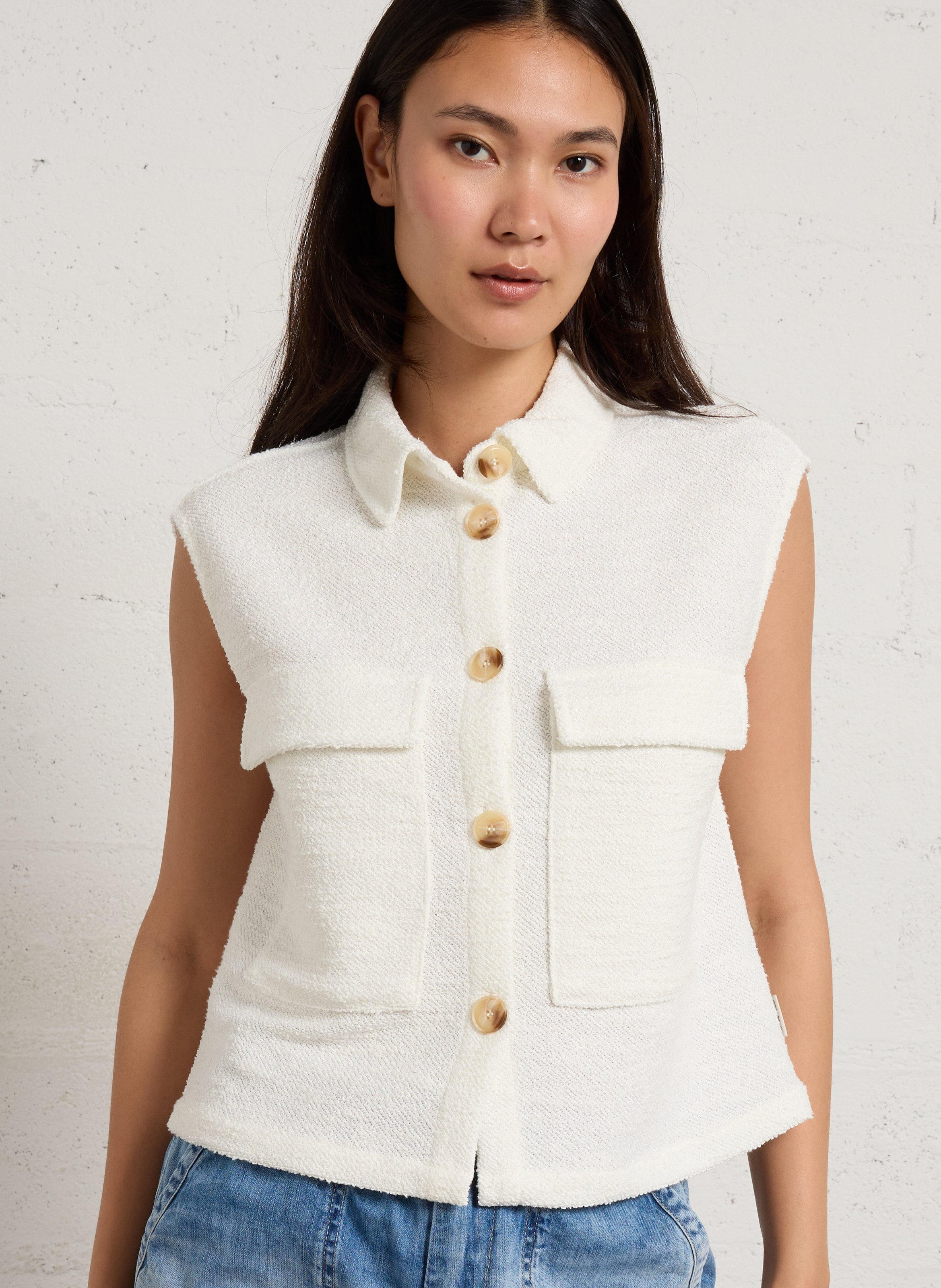 Sleeveless buttoned jacket LE TEMPS DES CERISES White