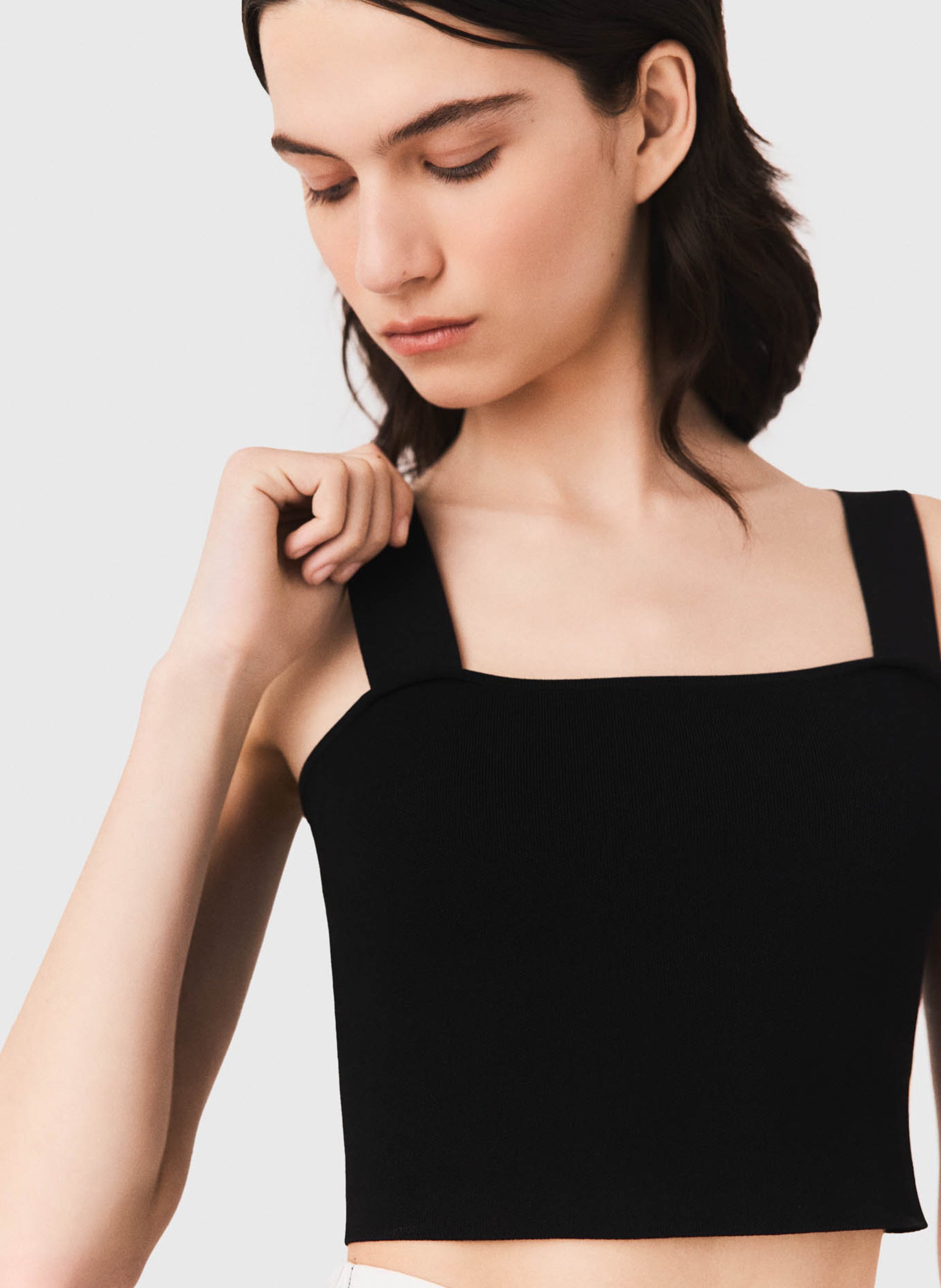 Top court moulant en maille MAJE Noir