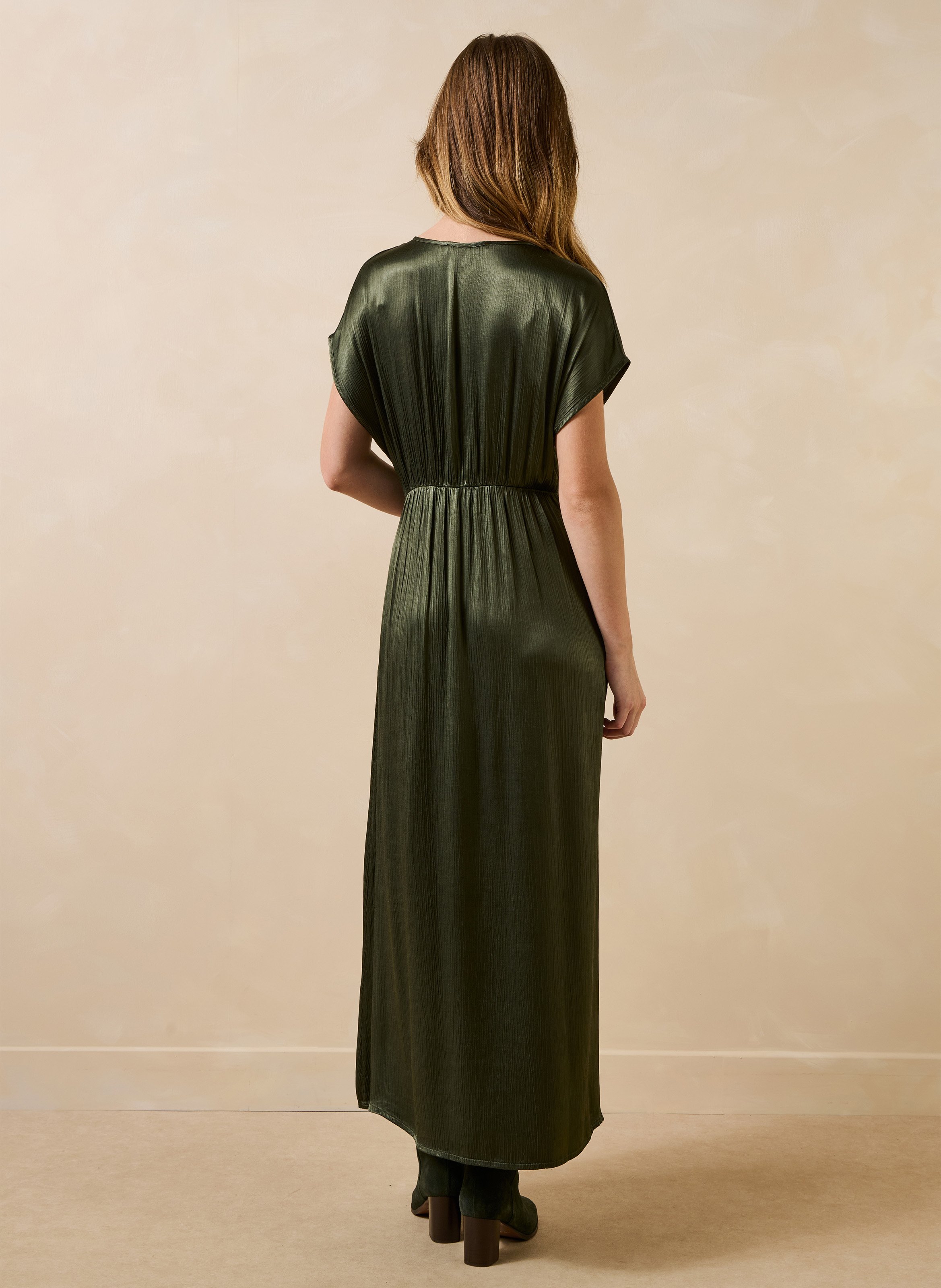 Midi-Kleid mit V-Ausschnitt und Satin-Effekt LA FEE MARABOUTEE Grun