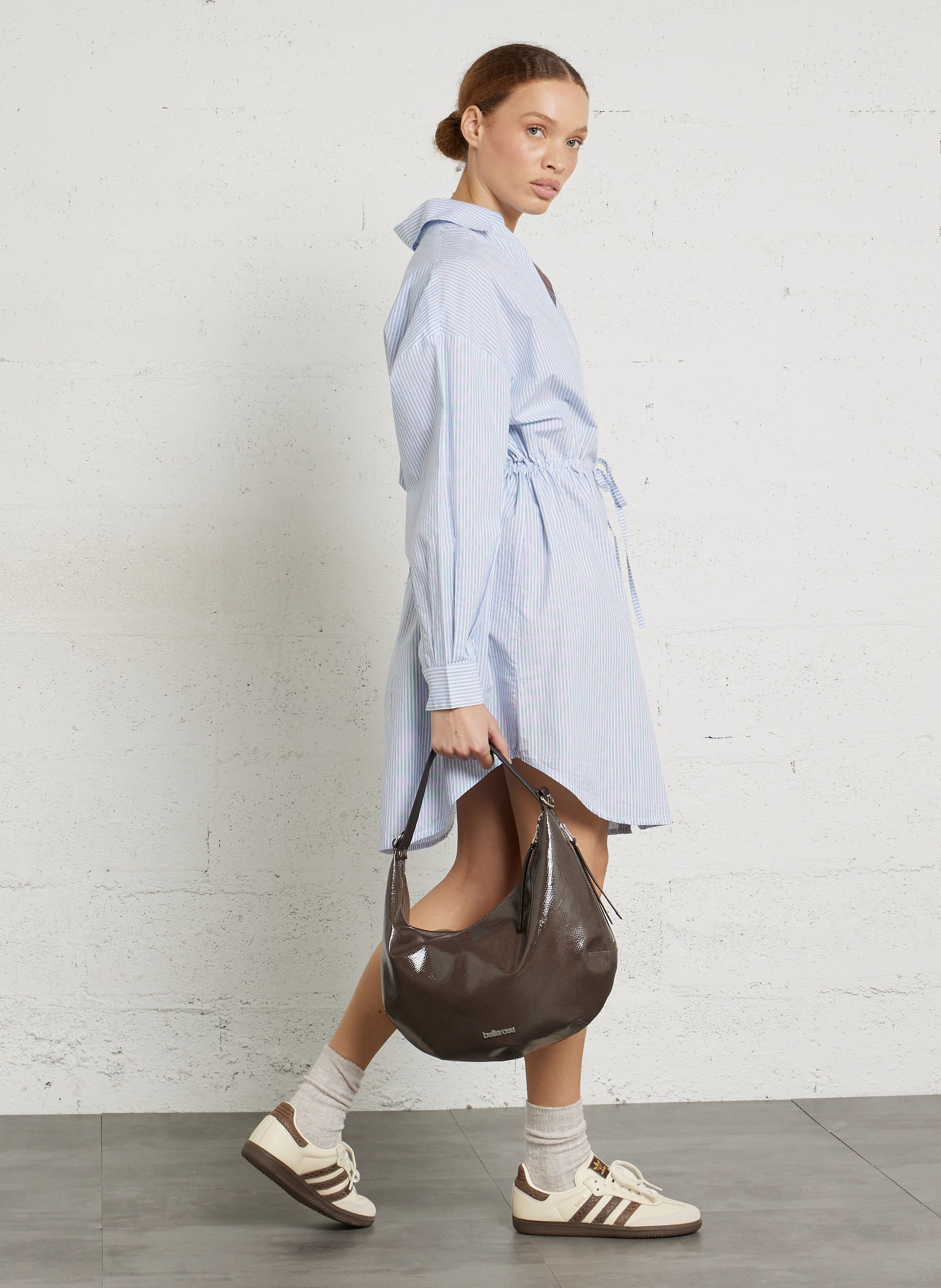 Halvemaanvormige tas van gelamineerd leer BELLEROSE Grijs